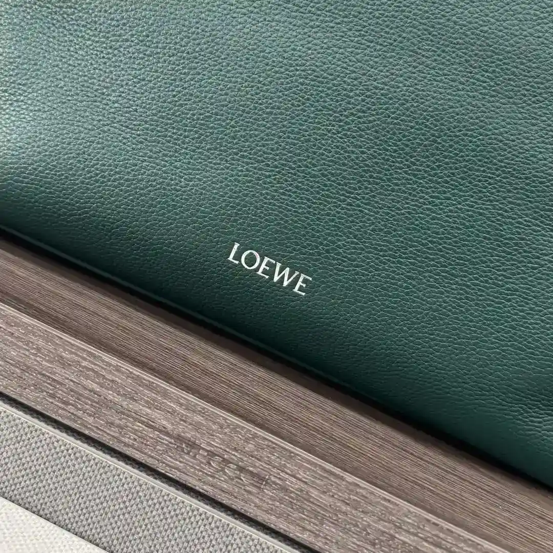 Image [5]-P1880 The Loewe Soft Grain Cowhide Pebble Hobo is a minimalist vertical bag with a double dose of the iconic Anagram Pebble.This version is crafted from soft grained cowhide leather*Leather shoulder straps with shoulder tabs*One cowhide leather zippered inside pocket*Nubuck leather lining LO℮w Anagram Pebble.size: 27.5*11.5*40 CMModel No.: 012442-High Fake Bags