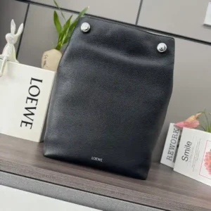 P1880 Loewe Soft Grain Cowhide Pebble Hobo é uma bolsa vertical minimalista com uma dose dupla do icônico Anagram Pebble.Esta versão é feita de couro de vaca de grão macio * Alças de ombro de couro com abas de ombro * Um bolso interno com zíper de couro de vaca * Forro de couro nobuck com LO℮w℮foil estampado em prata. Anagrama Pebble.tamanho: 27,5 * 11,5 * 40 CMModelo nº: 012442-High Fake Bags