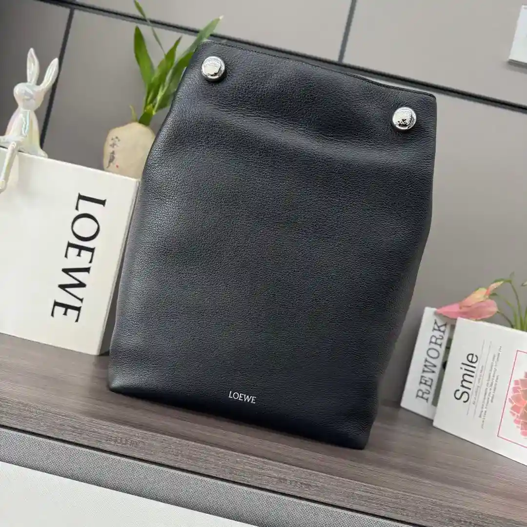 P1880 Loewe Soft Grain Cowhide Pebble Hobo es un bolso vertical minimalista con una doble dosis del icónico Anagram Pebble.Esta versión está confeccionada en piel de vacuno de grano suave*Correas de hombro de cuero con lengüetas de hombro*Un bolsillo interior de piel de vacuno con cremallera*Forro de piel de nobuk con LO℮w℮plata estampada. Anagrama Pebble.size: 27.5*11.5*40 CMModel No.: 012442-High Fake Bags