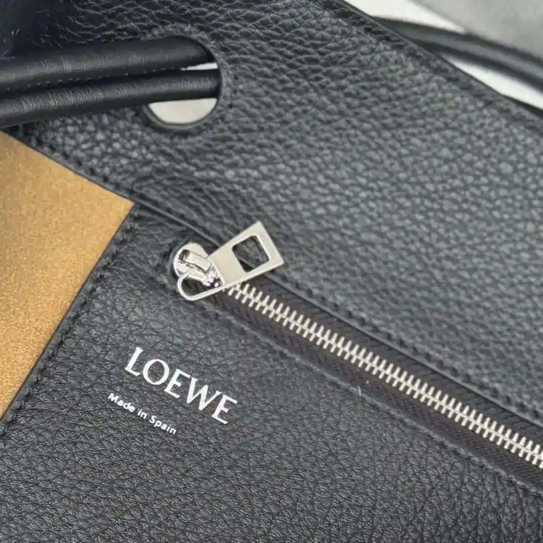 Image [9]-P1880 El Loewe Soft Grain Cowhide Pebble Hobo es un bolso minimalista y vertical con una doble dosis del icónico Anagram Pebble.Esta versión está confeccionada en suave piel de vacuno granulada*Correas de hombro de piel con trabillas*Un bolsillo interior de piel de vacuno con cremallera*Forro de piel de nobukLO℮w Anagram Pebble.Tamaño: 27.5*11.5*40 CMNúmero de modelo: 012442-Bolso de alta costura