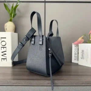 P1400 Loewe Sac à main Hamac compact en cuir de vachette grainé souple (nouvelle taille) Sac à main Hamac Un sac à main polyvalent avec un corps latéral souple qui libère les côtés pour changer de forme *Cette nouvelle version compacte est fabriquée en cuir de vachette grainé souple *Porter à l'épaule, en bandoulière, à la main ou via la poignée supérieure *Sangle d'épaule amovible et réglable *Fermeture intérieure par bande auto-agrippante *Deux poches intérieures fendues *Personnalisable avec une bandoulière et une breloque personnalisée *Une poche extérieure zippée *Dans la doublure en voile de coton à chevrons Anagram, taille 20*19*14 modèle 652235 Personnalisable avec une bandoulière et une breloque personnalisée *Une poche extérieure zippée *Doublure en voile de coton à chevrons Anagram taille : 20*19*14 modèle : 652235-sac haute couture