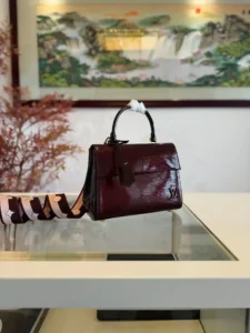 CLUNY BB BAG M24616 M59134 LARGE WINE RED このクリュニーBBバッグは、取り外し可能なジャカードのショルダーストラップが付いた2つのスタイルを紹介しています。ルイ・ヴィトンのロゴがブランドのアイデンティティを宣言し、モンクレログラムの花柄がスイッチのフリップで開花します。エピ・レザーのボディにシルキーな樹脂製のLVロゴがあしらわれた取り外し可能なショルダーストラップは、よりフォーマルな印象に。サイズ：28.0 x 20.0 x 10.0 cmサイズ: 28.0 x 20.0 x 10.0 cm-ハイクオリティバッグ