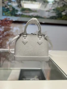 Alma Shell BB Handbag M24645 Pure White Ce Alma BB Handbag M11381 rappelle le style Art déco de 1934 et est élégamment façonné en cuir de vachette texturé Epi teinté profond avec un cadenas accrocheur, des poignées Toron cousues à la main et un sac à clés pour accentuer les éléments classiquesSangle d'épaule détachable et réglable pour un usage transversalTaille : 23,5 x 17,5 x 11,5 cm-sacs à main haute couture