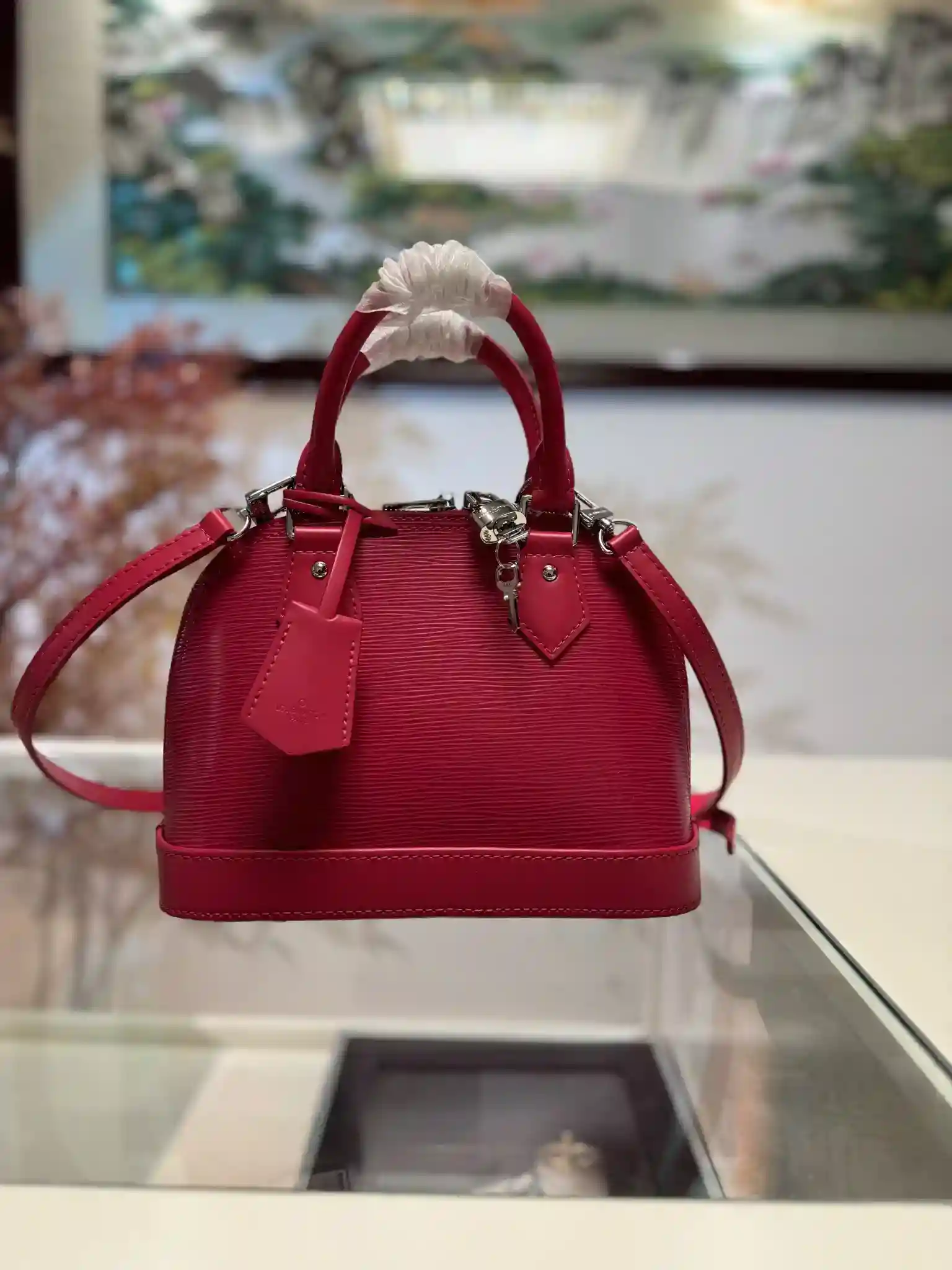 حقيبة اليد Alma Shell BB Handbag M24645 Rose حقيبة اليد Alma BB Handbag M11382 هذه الحقيبة تعود جذورها إلى عام 1934، وهي مصممة بشكل أنيق من جلد البقر المصبوغ بجلد البقر المصبوغ بجلد البقر المصبوغ بجلد البقر مع قفل ملفت للنظر ومقابض تورون مخيطة يدويًا وحقيبة مفاتيح لإبراز العناصر الكلاسيكيةحزام كتف قابل للفصل والتعديل لسهولة الوصول إلى الحقيبة عبر الجسمقياس: 23.5 × 17.5 × 11.5 سم-حقائب يد عالية الموضة