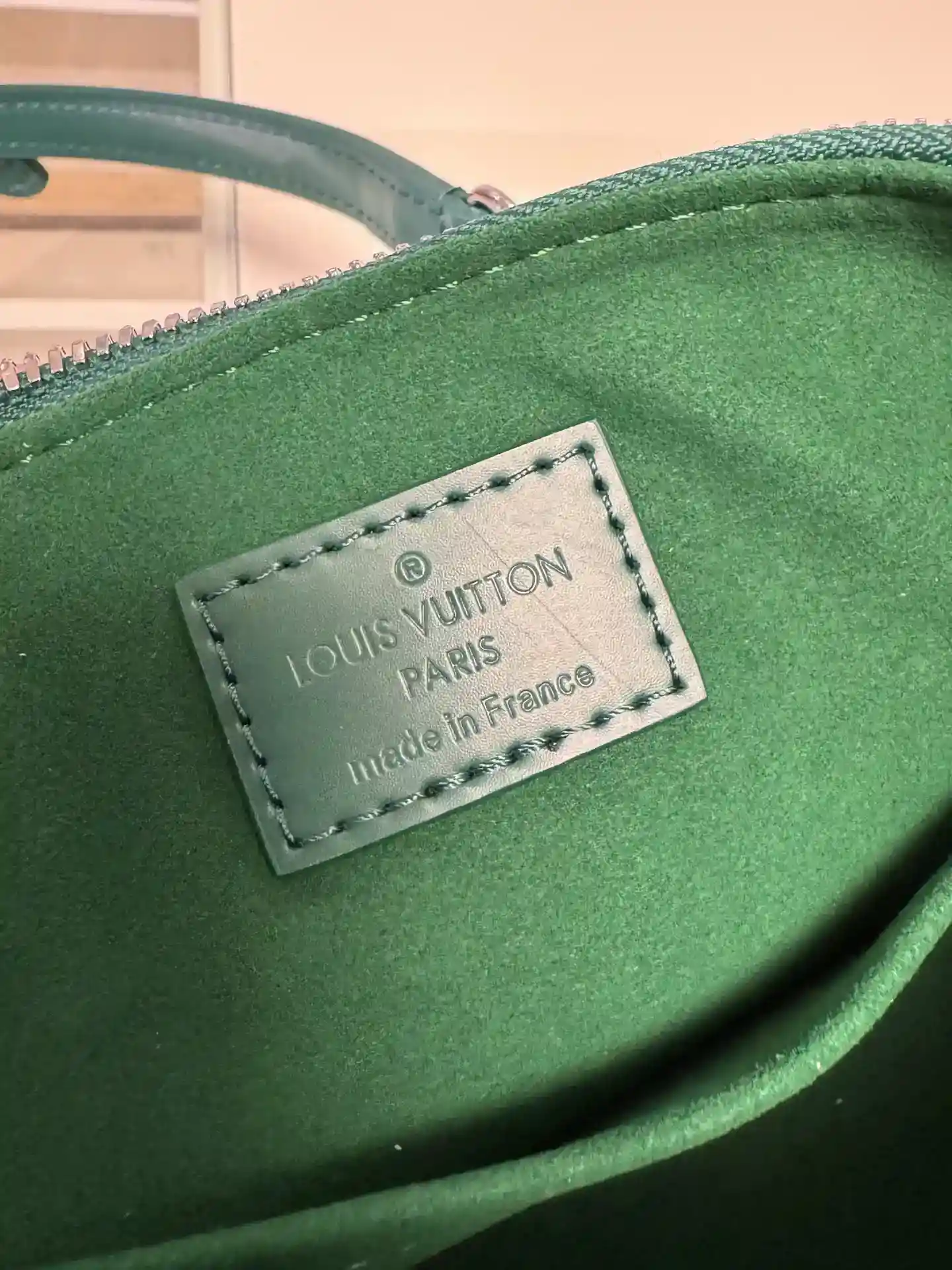 Image [9]-Alma Shell BB Handbag M24645 Verde El bolso Alma BB Handbag M12373 remonta sus raíces Art Deco a 1934 y está moldeado en una elegante composición de piel de vacuno con textura Epi teñida en profundidad, con un llamativo candado, un asa Toron cosida a mano y una bolsa con llave para acentuar los elementos clásicos Correa para el hombro desmontable y ajustable para facilitar el acceso cruzado Dimensiones: 23,5 x 17,5 x 11,5 cm-Alta costura Bolsos