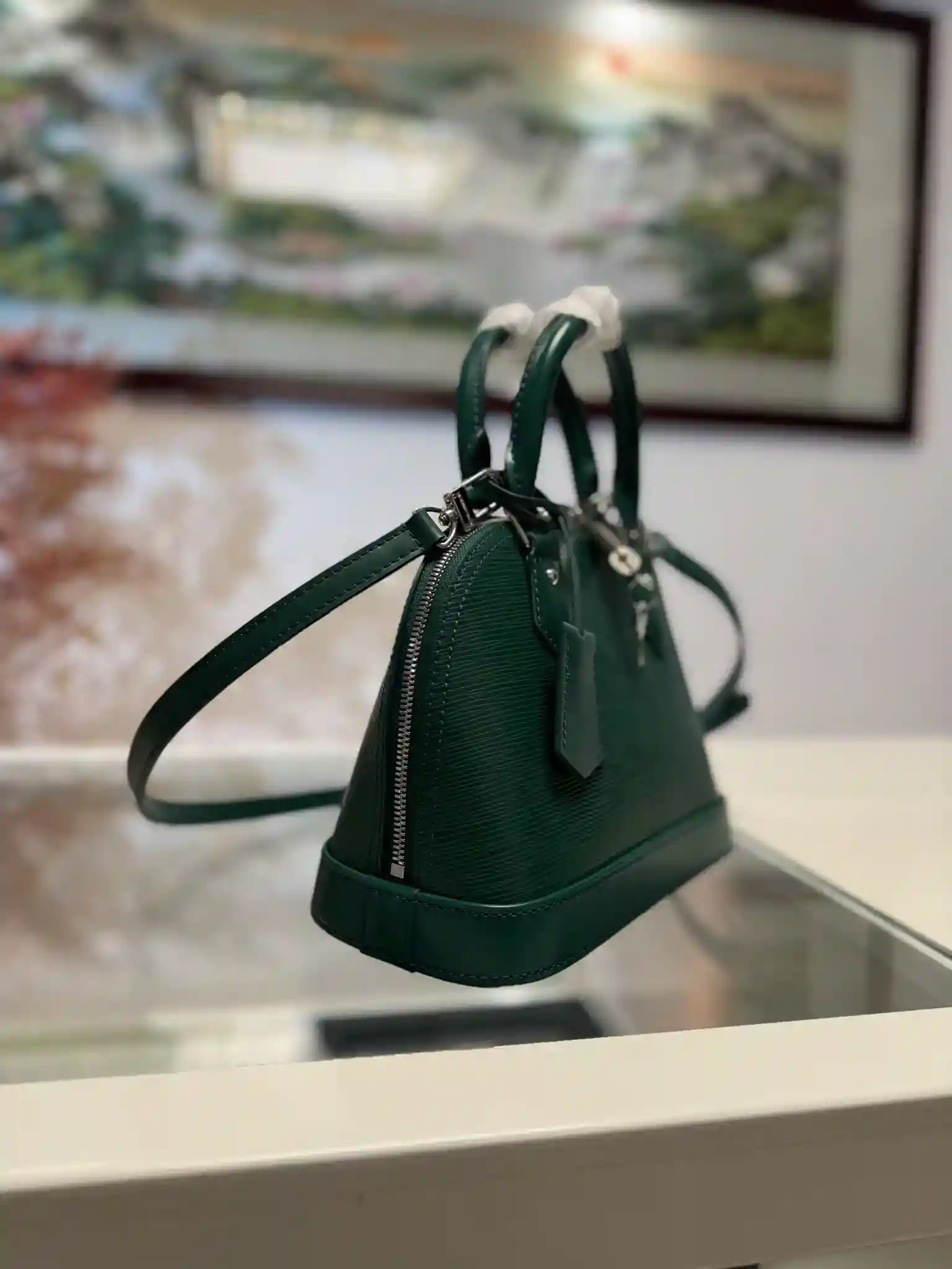 Image [2]-Alma Shell BB Handbag M24645 Verde Este bolso Alma BB Handbag M12373 hunde sus raíces en el estilo Art Decó de 1934 y está elegantemente confeccionado en piel de vacuno teñida con textura Epi con un llamativo candado, un asa Toron cosida a mano y una bolsa con llave para acentuar los elementos clásicos Correa para el hombro desmontable y ajustable para facilitar el acceso cruzado Dimensiones: 23,5 x 17,5 x 11,5 cm-Alta costura Bolsos