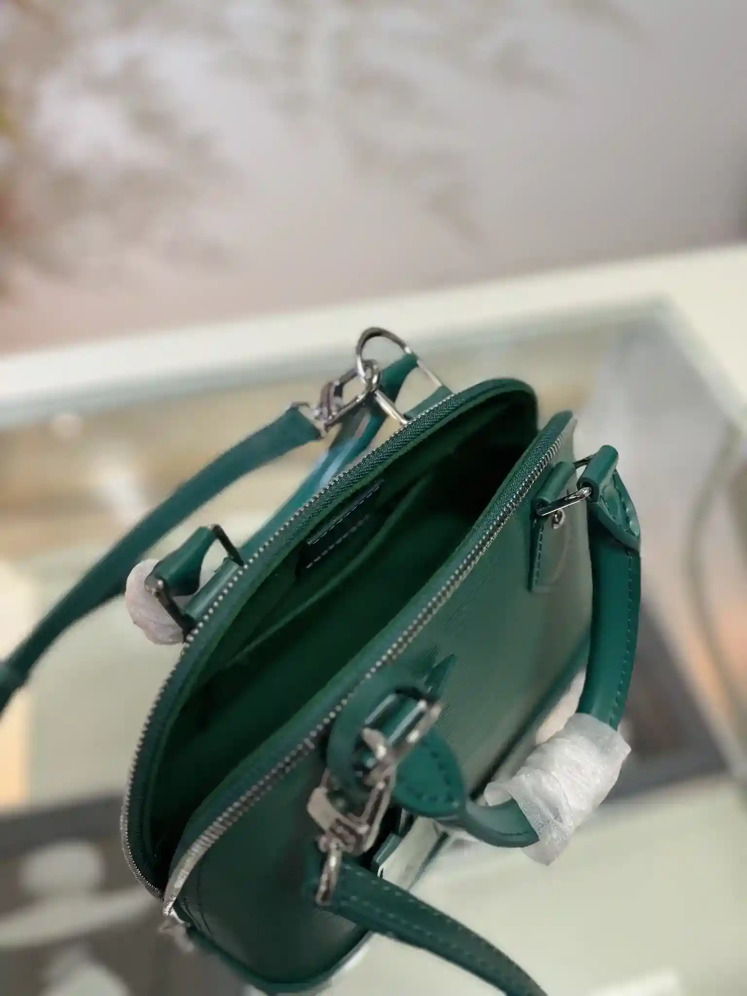 Image [8]-Alma Shell BB Handbag M24645 Green Le Alma BB Handbag M12373, dont les racines Art Déco remontent à 1934, est façonné dans une composition chic de cuir de vachette teinté Epi texturé, avec un cadenas accrocheur, une poignée Toron cousue à la main et un porte-clés pour accentuer les éléments classiques Bandoulière détachable et réglable pour un accès facile au corps Dimensions : 23,5 x 17,5 x 11,5 cm-High-Fashion Sacs