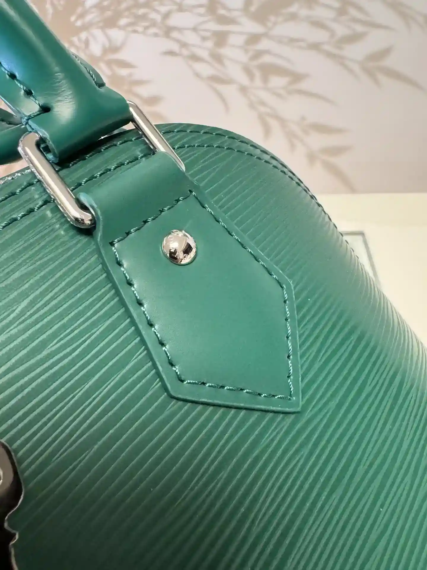 Image [5]-Alma Shell BB Handbag M24645 Verde Este Alma BB Handbag M12373 tiene sus raíces en el estilo Art Deco de 1934 y está elegantemente confeccionado en piel de vacuno con textura Epi teñida con un llamativo candado, un asa Toron cosida a mano y una bolsa con llave para acentuar los elementos clásicos Correa para el hombro desmontable y ajustable para un fácil acceso cruzado Dimensiones: 23,5 x 17,5 x 11,5 cm-Alta Moda Bolsos