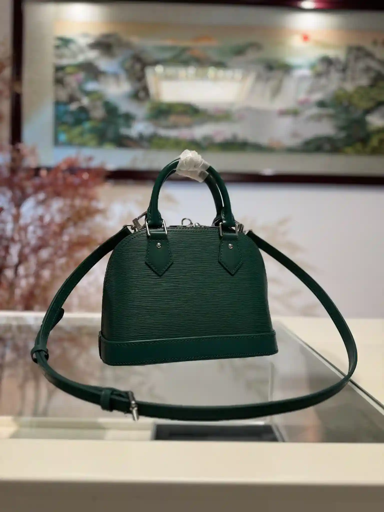 画像[3]-Alma Shell BB Handbag M24645 Green このAlma BB Handbag M12373は1934年のアールデコスタイルをルーツに持ち、深い染色のエピテクスチャードカウハイドレザーをシックにシェイプしています。バッグ