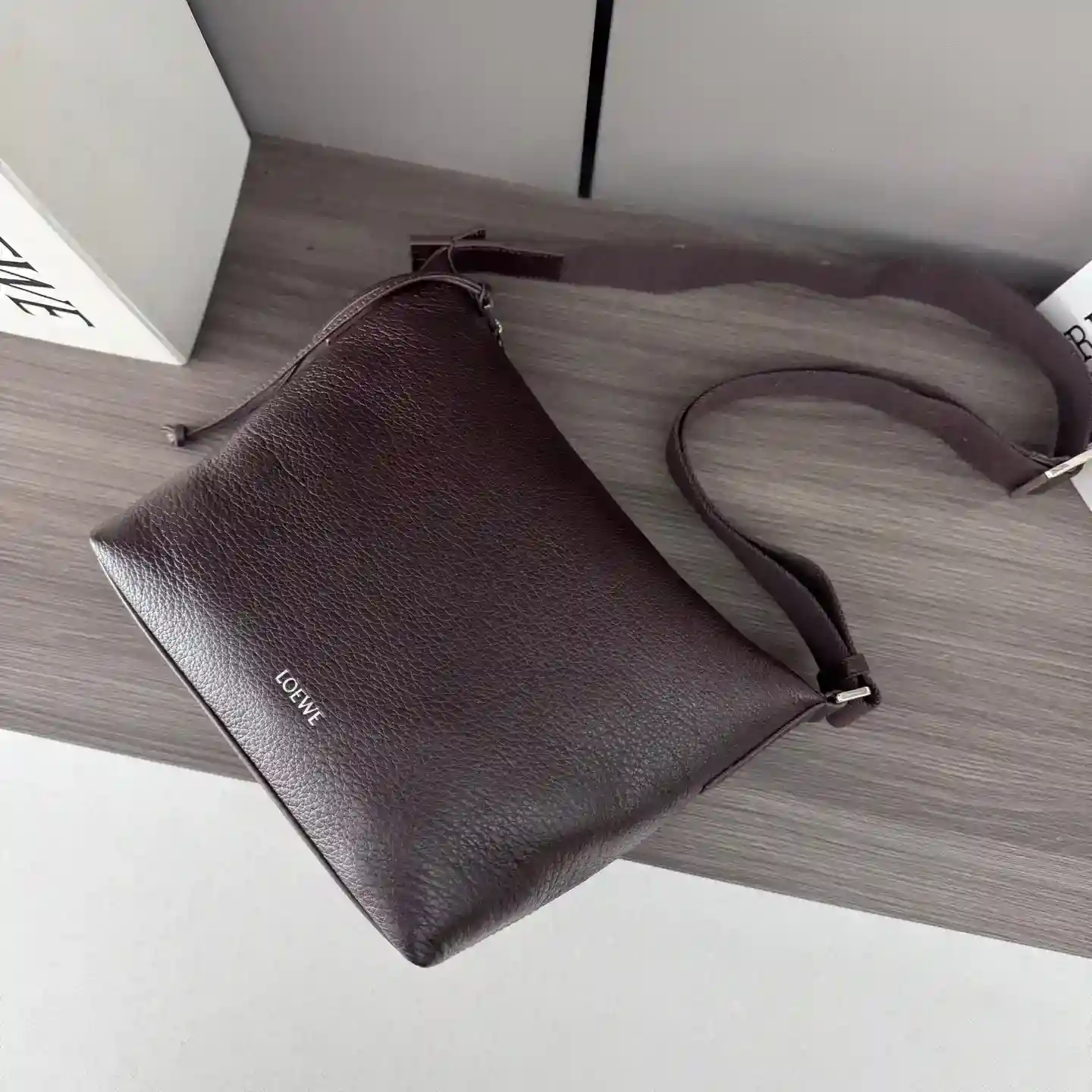 Image [5]-P1300 Loewe soft grained cowhide 𝒄𝒖𝒃𝒊 crossbody bag. A spacious and soft handbag*Easily adapts to body shapeCrossbody or shoulder bag*Adjustable liningLO℮w℮ webbing*Zipper closureCowhide zipper header*One interior slit pocket. Suede spacer lining*LO℮w℮ hot silver stamping.size: 29*10.5*22cmModel No.: 062241-High Fake Bags