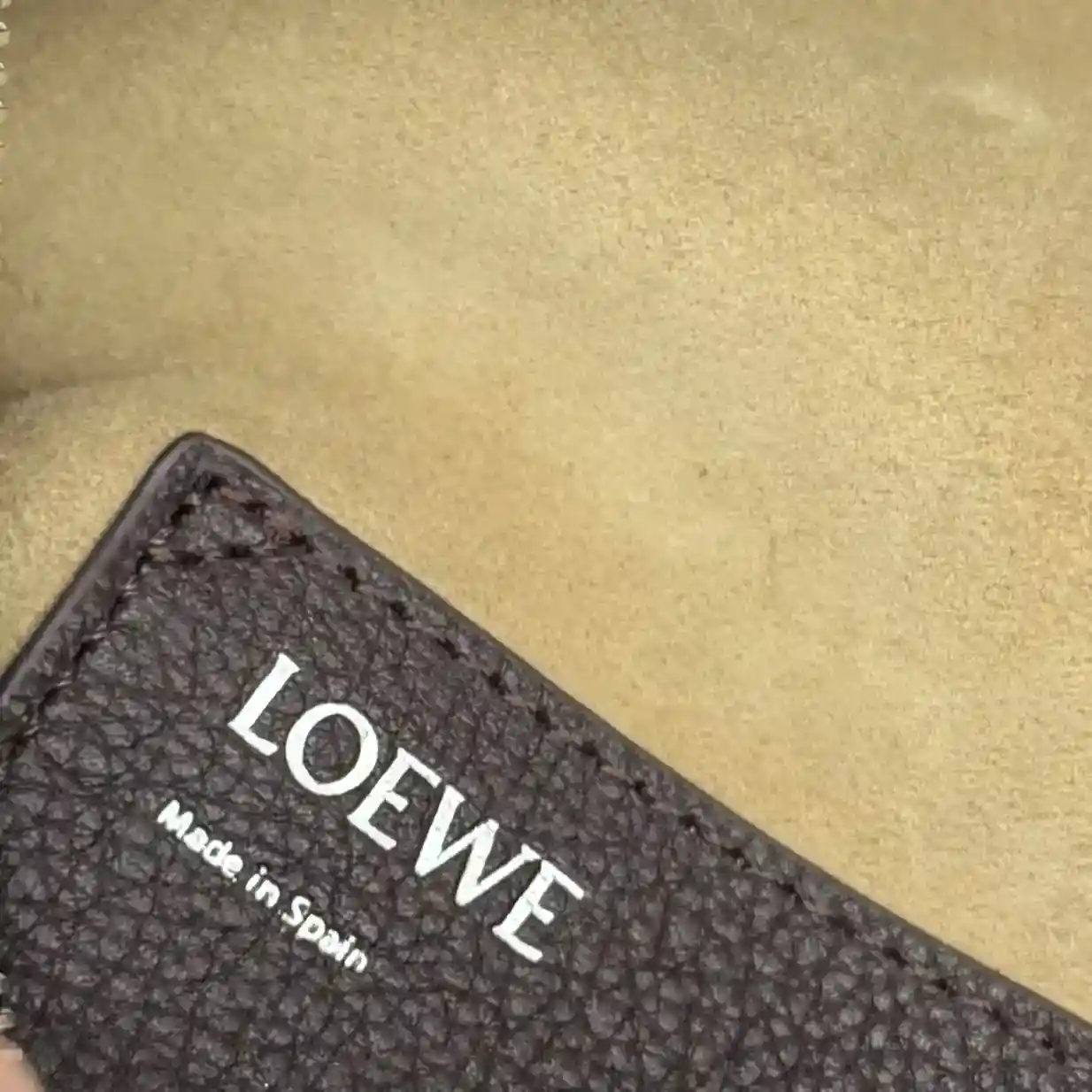 Image [9]-P1300 Loewe soft grained cowhide 𝒄𝒖𝒃𝒊 crossbody bag. A spacious and soft handbag*Easily adapts to body shapeCrossbody or shoulder bag*Adjustable liningLO℮w℮ webbing*Zipper closureCowhide zipper header*One interior slit pocket. Suede spacer lining*LO℮w℮ hot silver stamping.size: 29*10.5*22cmModel No.: 062241-High Fake Bags