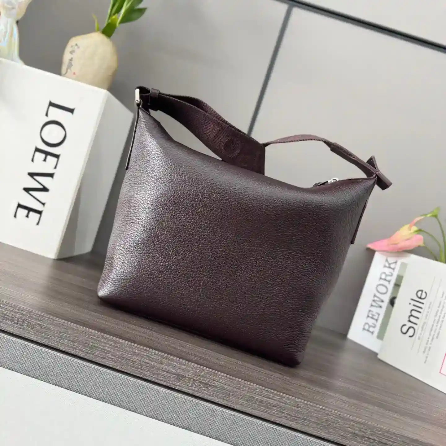 Image [3]-P1300 Loewe soft grained cowhide 𝒄𝒖𝒃𝒊 crossbody bag. A spacious and soft handbag*Easily adapts to body shapeCrossbody or shoulder bag*Adjustable liningLO℮w℮ webbing*Zipper closureCowhide zipper header*One interior slit pocket. Suede spacer lining*LO℮w℮ hot silver stamping.size: 29*10.5*22cmModel No.: 062241-High Fake Bags