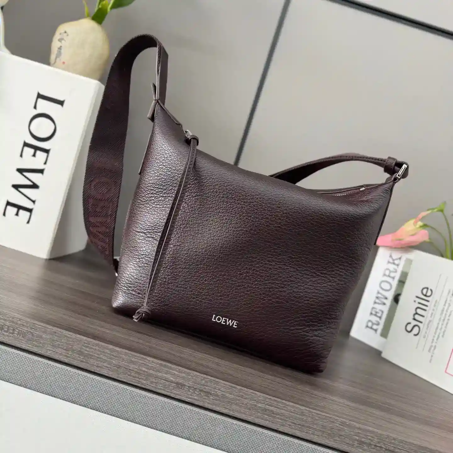 P1300 Loewe soft grained cowhide 𝒄𝒖𝒃𝒊 crossbody bag. A spacious and soft handbag*Easily adapts to body shapeCrossbody or shoulder bag*Adjustable liningLO℮w℮ webbing*Zipper closureCowhide zipper header*One interior slit pocket. Suede spacer lining*LO℮w℮ hot silver stamping.size: 29*10.5*22cmModel No.: 062241-High Fake Bags