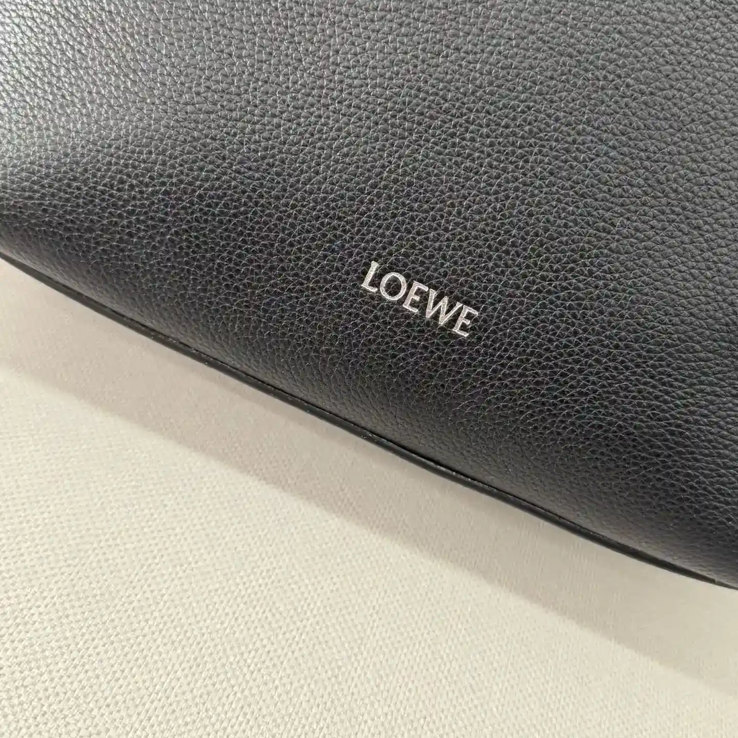 Image [7]-P1300 Loewe soft grained cowhide 𝒄𝒖𝒃𝒊 crossbody bag. A spacious and soft handbag*Easily adapts to body shapeCrossbody or shoulder bag*Adjustable liningLO℮w℮ webbing*Zipper closureCowhide zipper header*One interior slit pocket. Suede spacer lining*LO℮w℮ hot silver stamping.size: 29*10.5*22cmModel No.: 062241-High Fake Bags