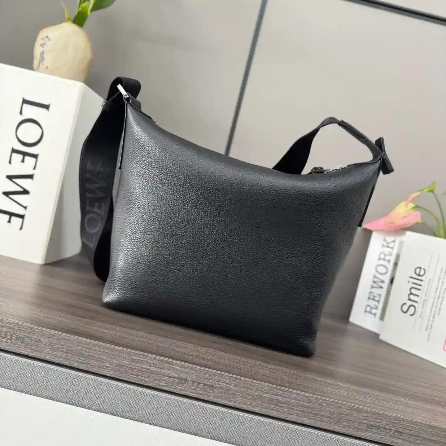 Image [3]-P1300 Loewe soft grained cowhide 𝒄𝒖𝒃𝒊 crossbody bag. A spacious and soft handbag*Easily adapts to body shapeCrossbody or shoulder bag*Adjustable liningLO℮w℮ webbing*Zipper closureCowhide zipper header*One interior slit pocket. Suede spacer lining*LO℮w℮ hot silver stamping.size: 29*10.5*22cmModel No.: 062241-High Fake Bags