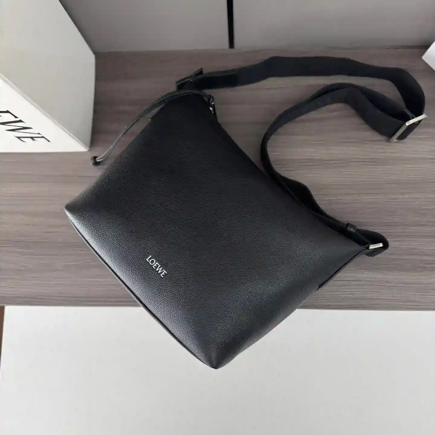 Image [6]-P1300 Loewe soft grained cowhide 𝒄𝒖𝒃𝒊 crossbody bag. A spacious and soft handbag*Easily adapts to body shapeCrossbody or shoulder bag*Adjustable liningLO℮w℮ webbing*Zipper closureCowhide zipper header*One interior slit pocket. Suede spacer lining*LO℮w℮ hot silver stamping.size: 29*10.5*22cmModel No.: 062241-High Fake Bags