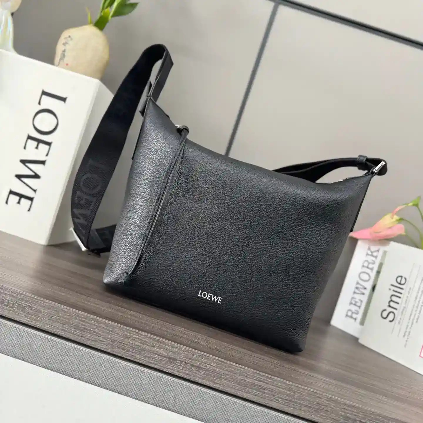 P1300 Loewe soft grained cowhide 𝒄𝒖𝒃𝒊 crossbody bag. A spacious and soft handbag*Easily adapts to body shapeCrossbody or shoulder bag*Adjustable liningLO℮w℮ webbing*Zipper closureCowhide zipper header*One interior slit pocket. Suede spacer lining*LO℮w℮ hot silver stamping.size: 29*10.5*22cmModel No.: 062241-High Fake Bags