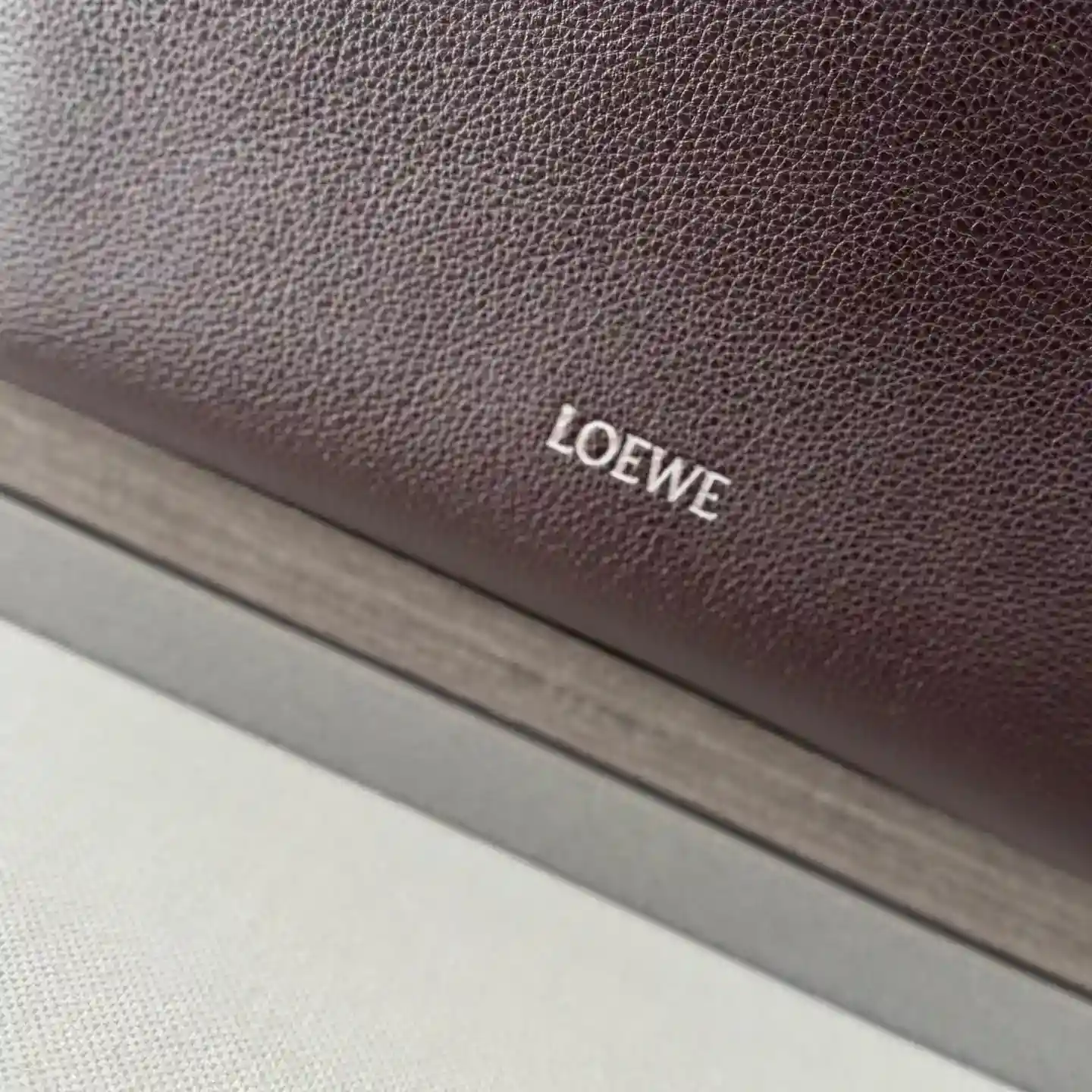 Image [5]-P1400 Loewe soft grained cowhide 𝒄𝒖𝒃𝒊 crossbody bag. A spacious and soft handbag*Easily adapts to body shapeFits up to a 13" laptopCrossbody or shoulder bag*Adjustable liningLO℮w℮ webbing*Zipper closureCowhide zipper header*One interior slit pocket. Suede compartment lining*LO℮w℮ hot silver stamping.size: 44*30*18cmModel No.: 062240-HIGH FASHION BAGS