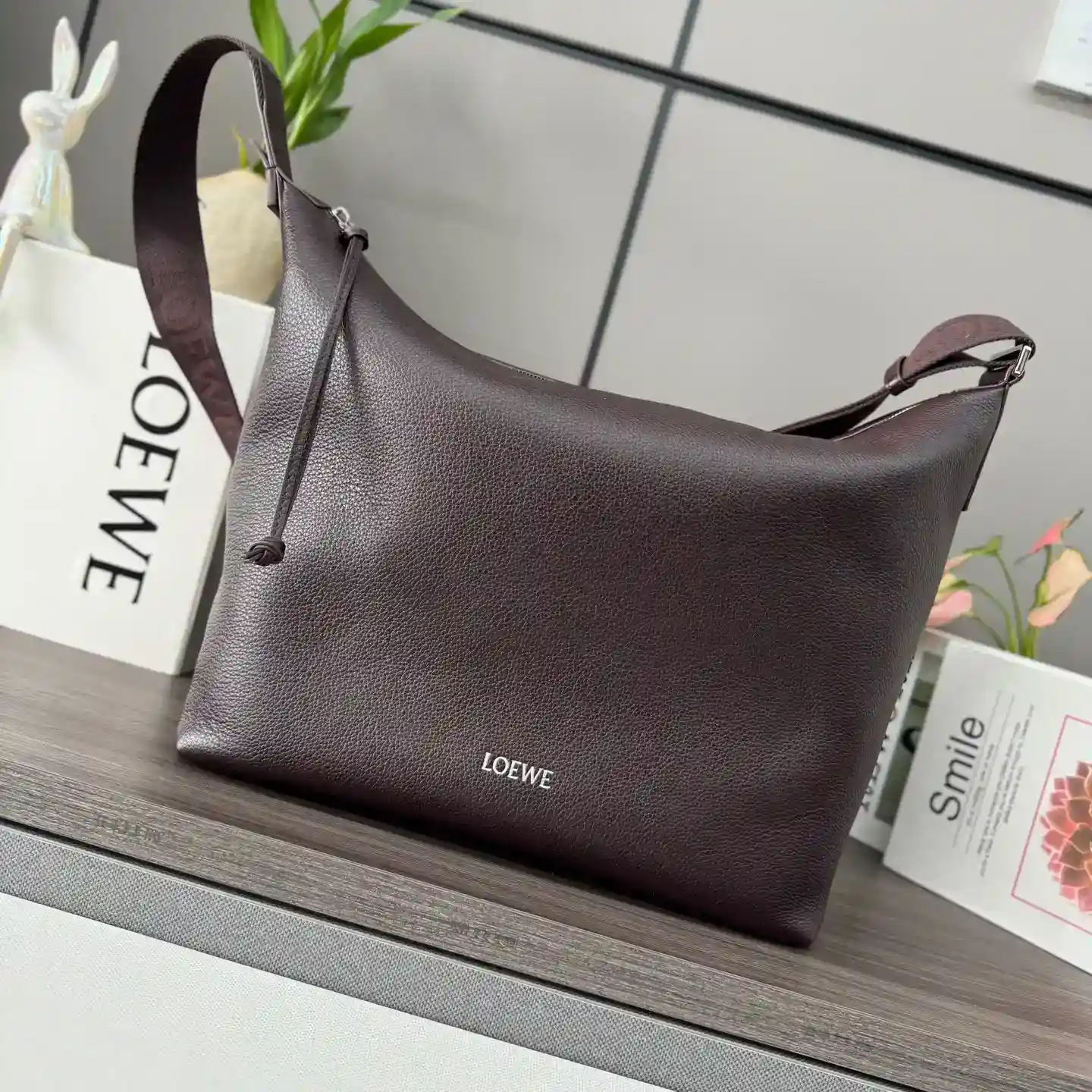 P1400 Loewe Soft Grain Cowhide 𝒄𝒖𝒃𝒊 Crossbody Bag. A spacious and soft handbag*Easily adapts to body shapeFits up to a 13" laptopCrossbody or shoulder bag*Adjustable liningLO℮w℮ webbing*Zipper closureCowhide zipper header*One interior slit pocket. Suede compartment lining*LO℮w℮ hot silver stamping.size: 44*30*18cmModel No.: 062240-HIGH FASHION BAGS