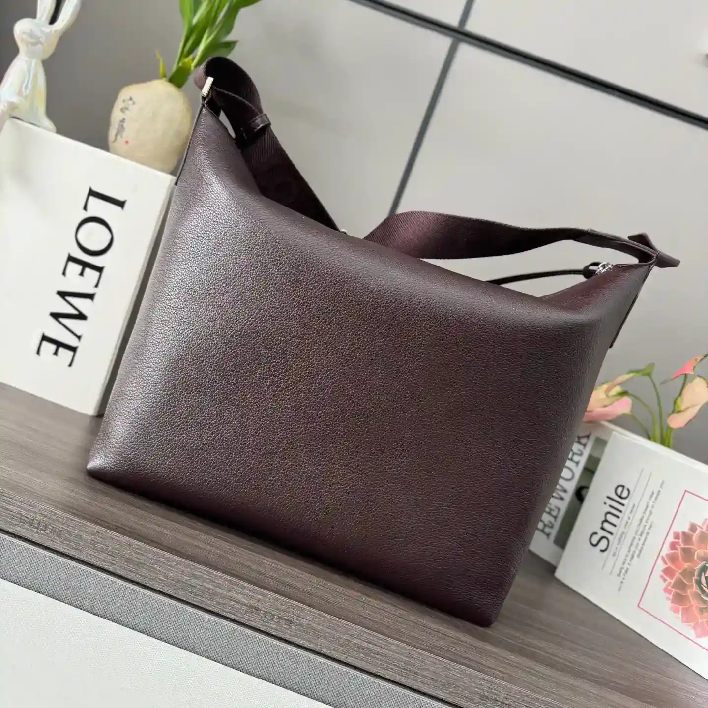 Image [3]-P1400 Loewe soft grained cowhide 𝒄𝒖𝒃𝒊 crossbody bag. A spacious and soft handbag*Easily adapts to body shapeFits up to a 13" laptopCrossbody or shoulder bag*Adjustable liningLO℮w℮ webbing*Zipper closureCowhide zipper header*One interior slit pocket. Suede compartment lining*LO℮w℮ hot silver stamping.size: 44*30*18cmModel No.: 062240-HIGH FASHION BAGS