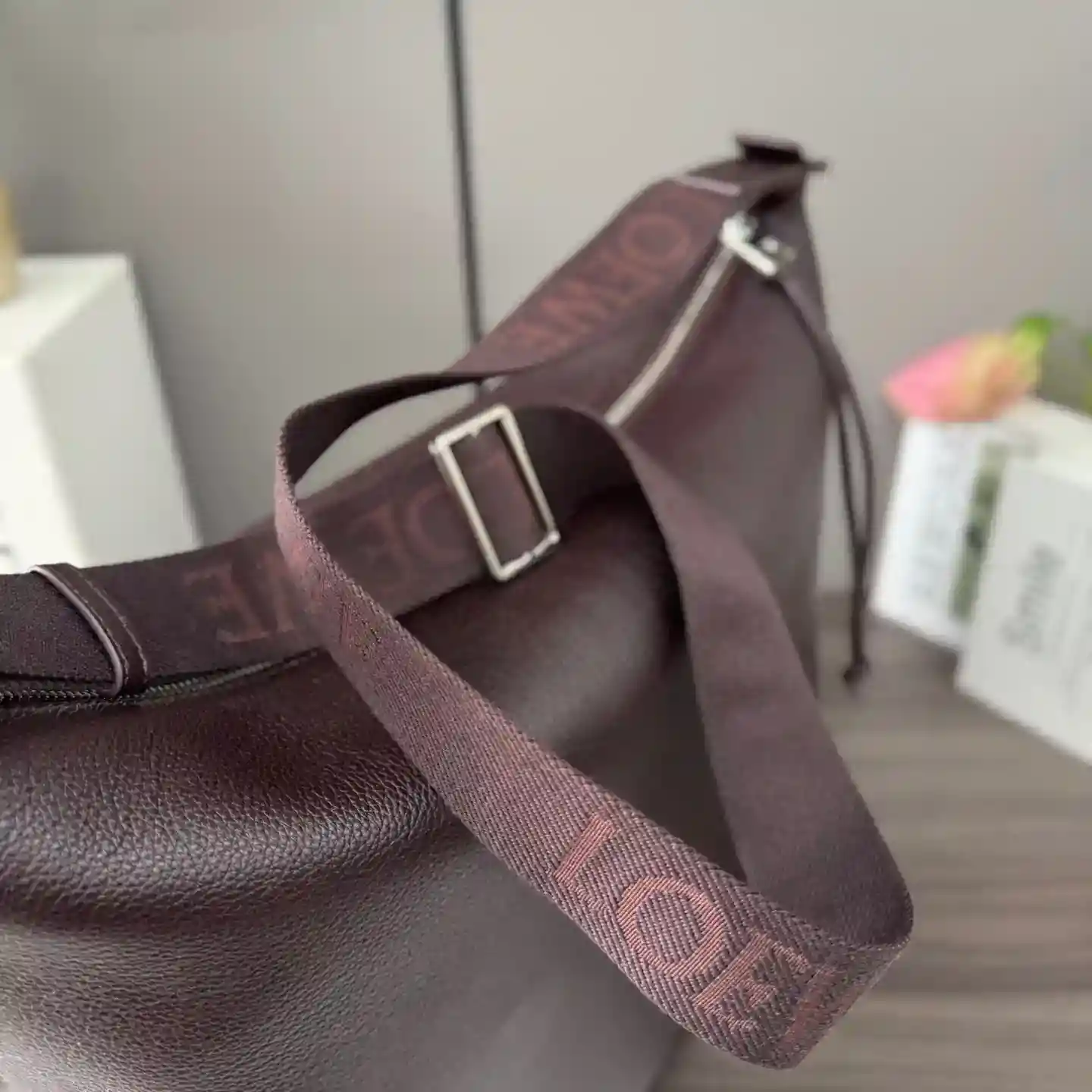 Image [6]-P1400 Loewe soft grained cowhide 𝒄𝒖𝒃𝒊 crossbody bag. A spacious and soft handbag*Easily adapts to body shapeFits up to a 13" laptopCrossbody or shoulder bag*Adjustable liningLO℮w℮ webbing*Zipper closureCowhide zipper header*One interior slit pocket. Suede compartment lining*LO℮w℮ hot silver stamping.size: 44*30*18cmModel No.: 062240-HIGH FASHION BAGS