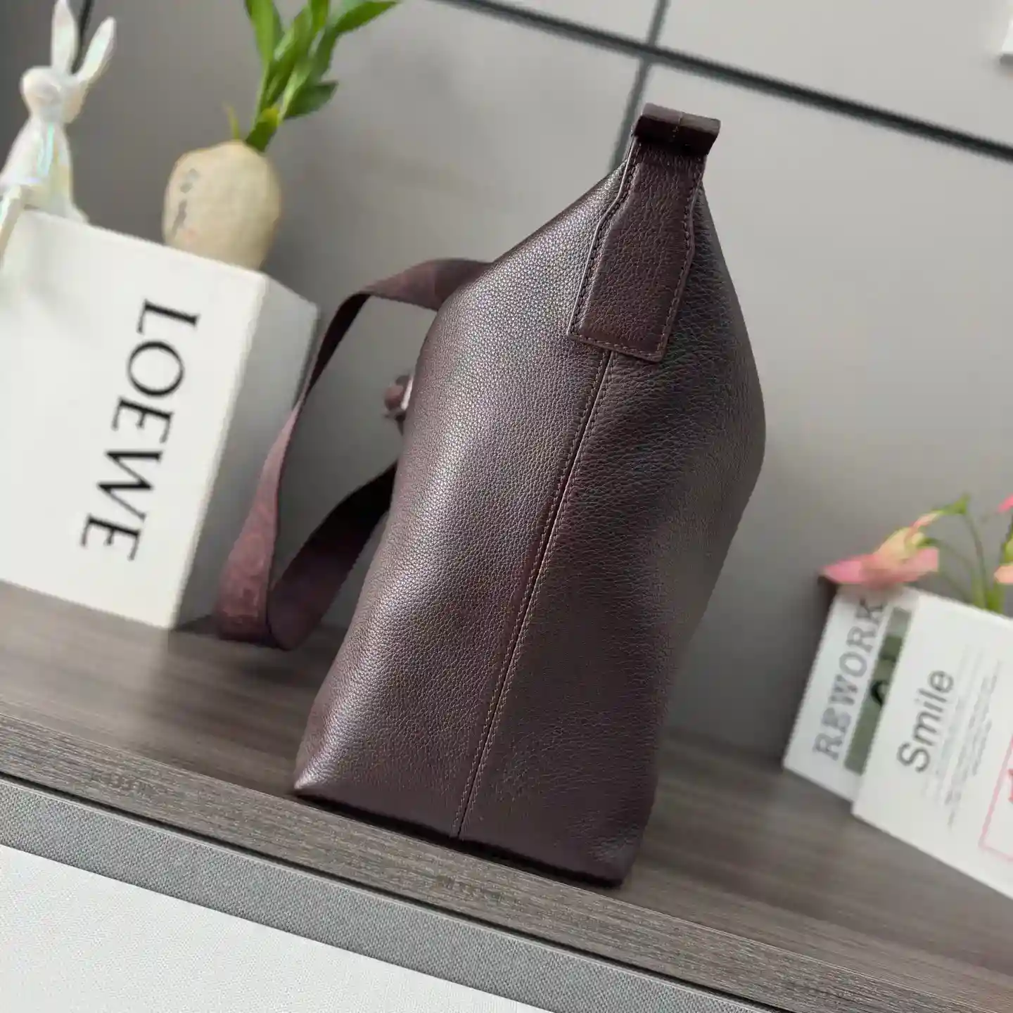 Image [2]-P1400 Loewe soft grained cowhide 𝒄𝒖𝒃𝒊 crossbody bag. A spacious and soft handbag*Easily adapts to body shapeFits up to a 13" laptopCrossbody or shoulder bag*Adjustable liningLO℮w℮ webbing*Zipper closureCowhide zipper header*One interior slit pocket. Suede compartment lining*LO℮w℮ hot silver stamping.size: 44*30*18cmModel No.: 062240-HIGH FASHION BAGS