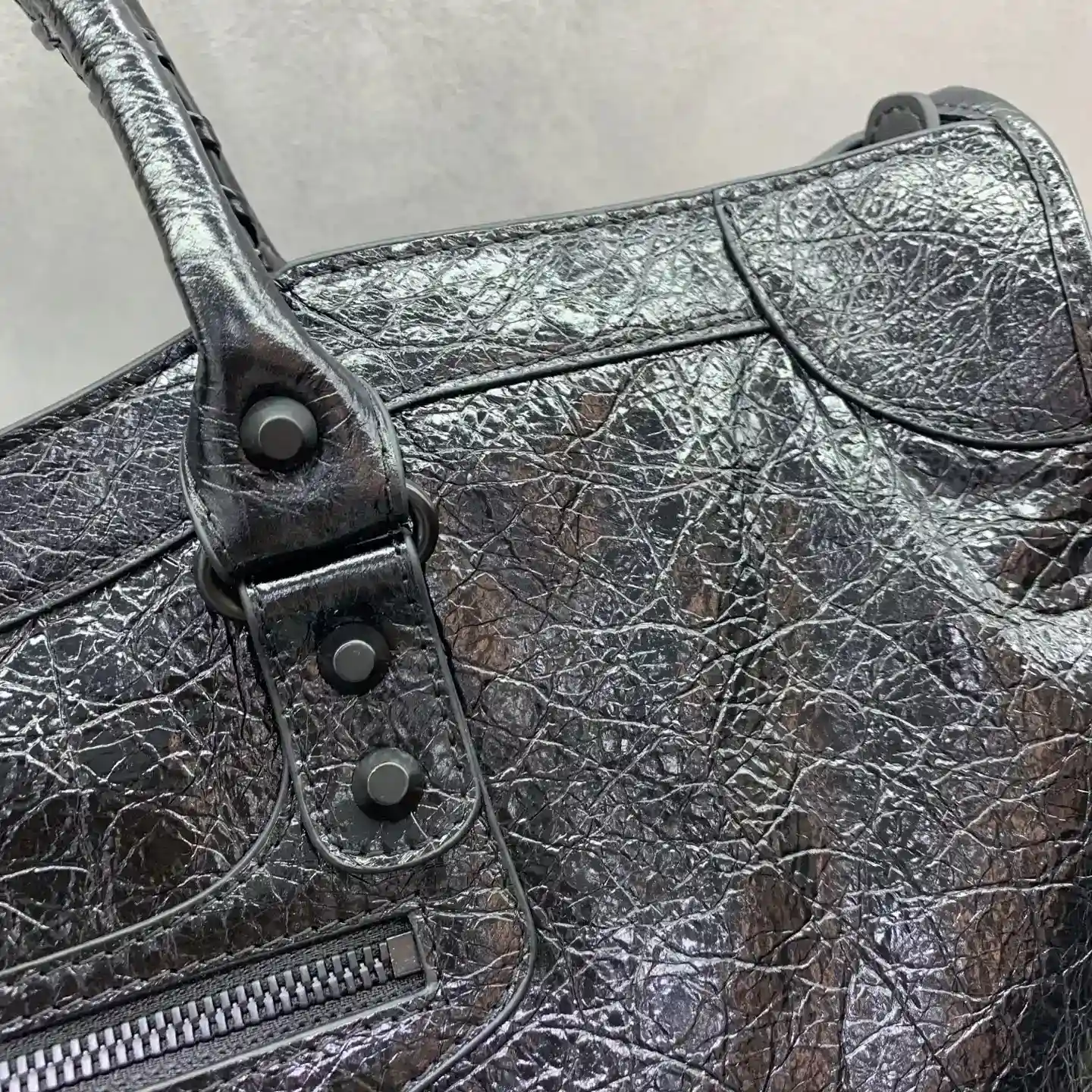 Image [6] - Boucle noire améliorée 𝗕𝗔𝗔𝗟𝗘𝗡𝗖𝗜𝗔𝗚* 𝗟𝗘 𝗖𝗜𝗧𝗬 Oversized Most Iconic Handbags Le City Collection ✴️2024The collection est de retour avec une vengeance, réinterprétant les classiques ! 👜Légèrement différent de la série classique est l'annulation du miroir et de la conception de la bandoulière de sac de carte est également plus adapté pour le corps croisé ~ petits détails des changements pour rendre l'ensemble plus léger 🌬️ sens de la mode du toucher Modèle No. 0843931300, Taille : 46-17-30cm-Sacs de haute couture.