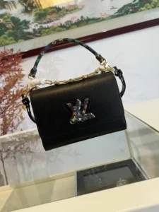 LV x TM ツイスト・スリム ミディアム ハンドバッグ M13243 ブラック ツイスト・スリム ミディアム ハンドバッグは、エピ・グレイン・カウハイド・レザーのシックな質感が特徴です。モダンなシルエットは、アイコニックなLVツイスト・ツイスト・ロックとまばゆい輝きを放つメタルのトロン・ハンドルによって引き立てられ、ルイ・ヴィトン×村上隆復刻コレクションからのカラフルなモンクレログラム・パターンで装飾されています。16.0 x 8.0 cm-ハイレプリカバッグ