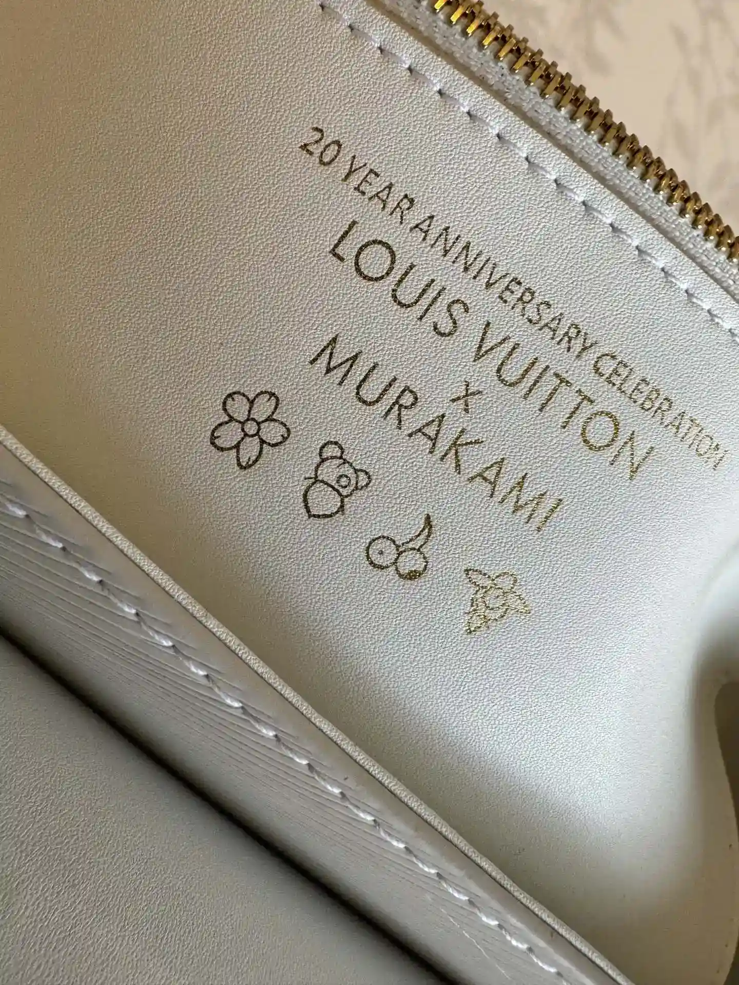 画像[9]-Louis Vuitton x TM TWIST SLIM Medium M13243 ピュアホワイトの「ツイスト・スリム ミディアム M13678」は、エピ・グレイン・カウハイド・レザーのシックな質感が特徴。アイコニックなLVツイスト・ロックとまばゆいメタルのトロン・ハンドルが、カラフルなルイ・ヴィトン×村上隆の復刻コレクションを彩ります。モンクレログラム柄サイズ：23.0 x 16.0 x 8.0 cm-ハイファッション・バッグ