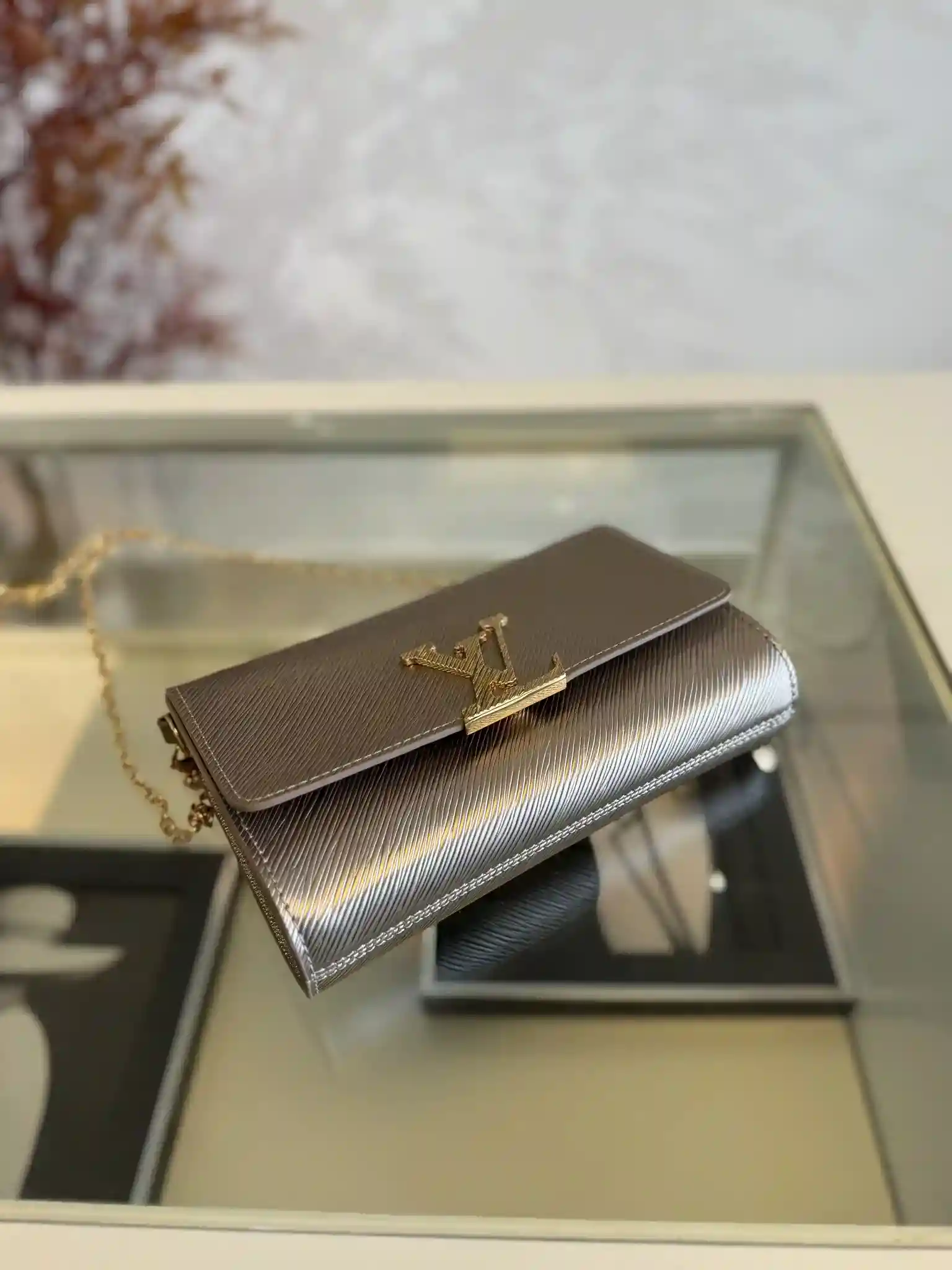 画像[4]-POCHETTE LOUISE M23756 Champagne GoldThisポシェットルイーズチェーンバッグM12789は、今シーズンの活気のきらめく表現とポストスノールックのためのエレガントな選択肢です。光沢のあるチェーンとLVの磁気closureは、クロスボディスタイルを補完し、またはclutch.Dimensions：22.0 x 16.0 x 4.5cm-ハイファッションバッグとして。16.0 x 4.5 cm-ハイファッション・バッグ