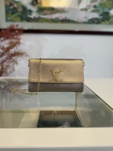 POCHETTE LOUISE 
M23756 香槟金
本款 Pochette Louise 链条包 M12789 以闪亮之姿彰显当季活力成就雪后造型的典雅之选Epi 皮革塑造 LV Ski 系列的标志性构型莹泽链条和 LV 磁扣相得益彰斜挎或作为手拿包皆宜尺寸：22.0 x 16.0 x 4.5 厘米-高仿包包