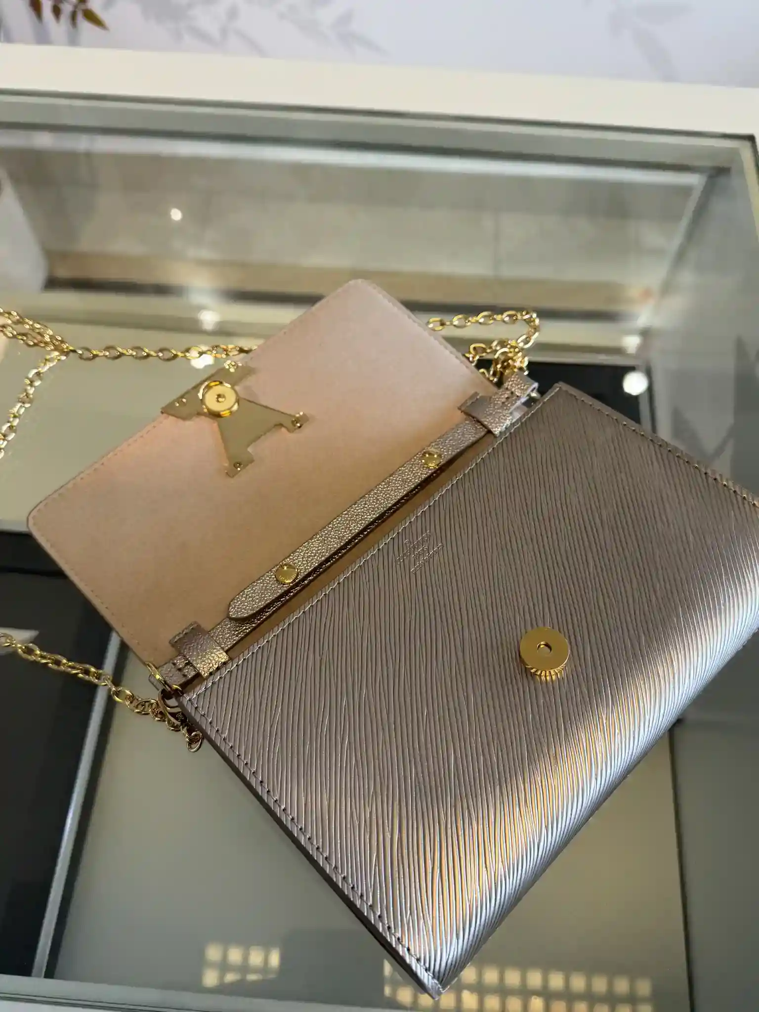 Image [8]-POCHETTE LOUISE M23756 Champagne GoldCette Pochette Louise Chain Bag M12789 est une expression pétillante de l'éclat de la saison et un choix élégant pour les looks d'après neige.Le cuir Epi dessine la forme emblématique de la collection Ski de LV.La chaîne lustrée et la fermeture magnétique LV complètent le style cross-body ou comme pochette.Dimensions : 22.0 x 16.0 x 4.5 cm. 16,0 x 4,5 cm-Sac haute couture