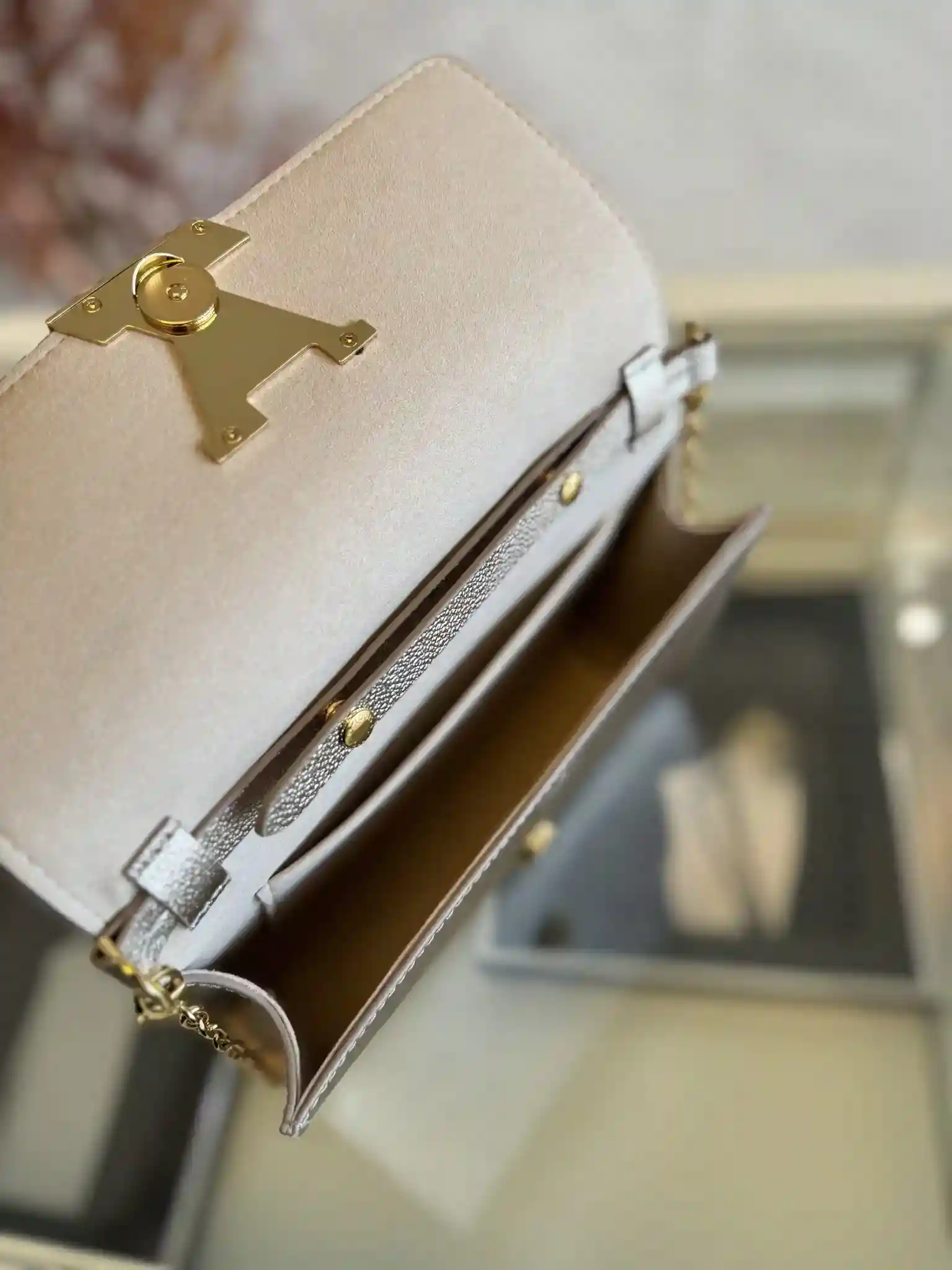 画像[9]-POCHETTE LOUISE M23756 Champagne GoldThisポシェットルイーズチェーンバッグM12789は、今シーズンの活気のきらめく表現とポスト雪looks.EpiレザーはLVのスキーコレクションの象徴的な形状を形作るエレガントな選択肢です光沢のあるチェーンとLVの磁気closureは、クロスボディスタイルを補完するか、またはclutch.Dimensions:22.0 x 16.0 x 4.5 cmとして。16.0 x 4.5 cm-ハイファッション・バッグ