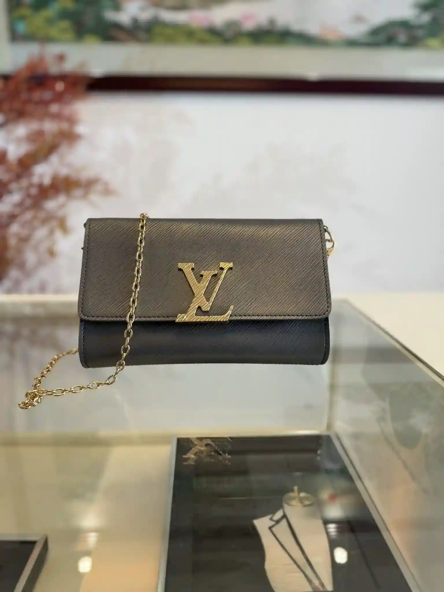 POCHETTE LOUISE M23756 Gray and black This Pochette Louise chain bag, M12788, is a sparkling expression of the season's vitality and an elegant choice for post-snow look Epi leather shapes the iconic configuration of the LV Ski collection, with its lustrous chain and LV magnetic closure. -High-quality bag