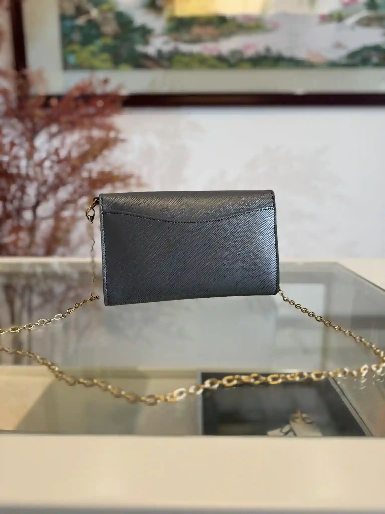 Image [3]-POCHETTE LOUISE M23756 Gray and blackThis Pochette Louise chain bag M12788 is an elegant choice for a snowy look with a sparkling expression of the season's vitalityEpi leather shapes the iconic configuration of LV's Ski collectionThe lustrous chain is complemented by an LV magnetic closure, which makes it ideal for crossbody use or as a clutchSize: 22.0 x 16.0 x 4.5 cm. Size: 22.0 x 16.0 x 4.5 cm-High-quality bag