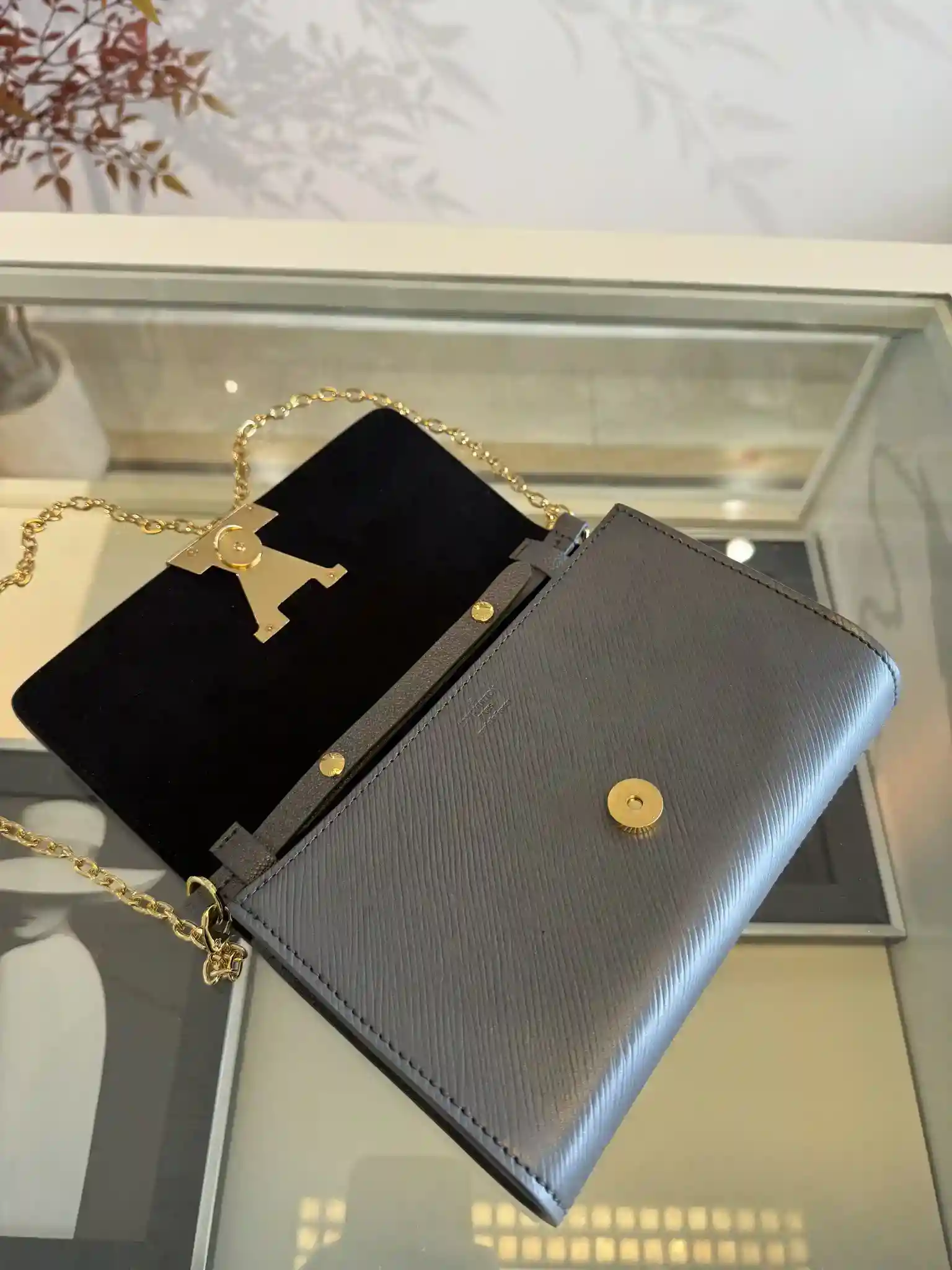 Image [8]-POCHETTE LOUISE M23756 Gray and blackThis Pochette Louise chain bag M12788 is an elegant choice for a snowy look with a sparkling expression of the season's vitalityEpi leather shapes the iconic configuration of LV's Ski collectionThe lustrous chain is complemented by the LV magnetic closure, which is ideal for use cross-body or as a clutchMeasurements: 22.0 x 16.0 cm. Size: 22.0 x 16.0 x 4.5 cm-High-quality bag