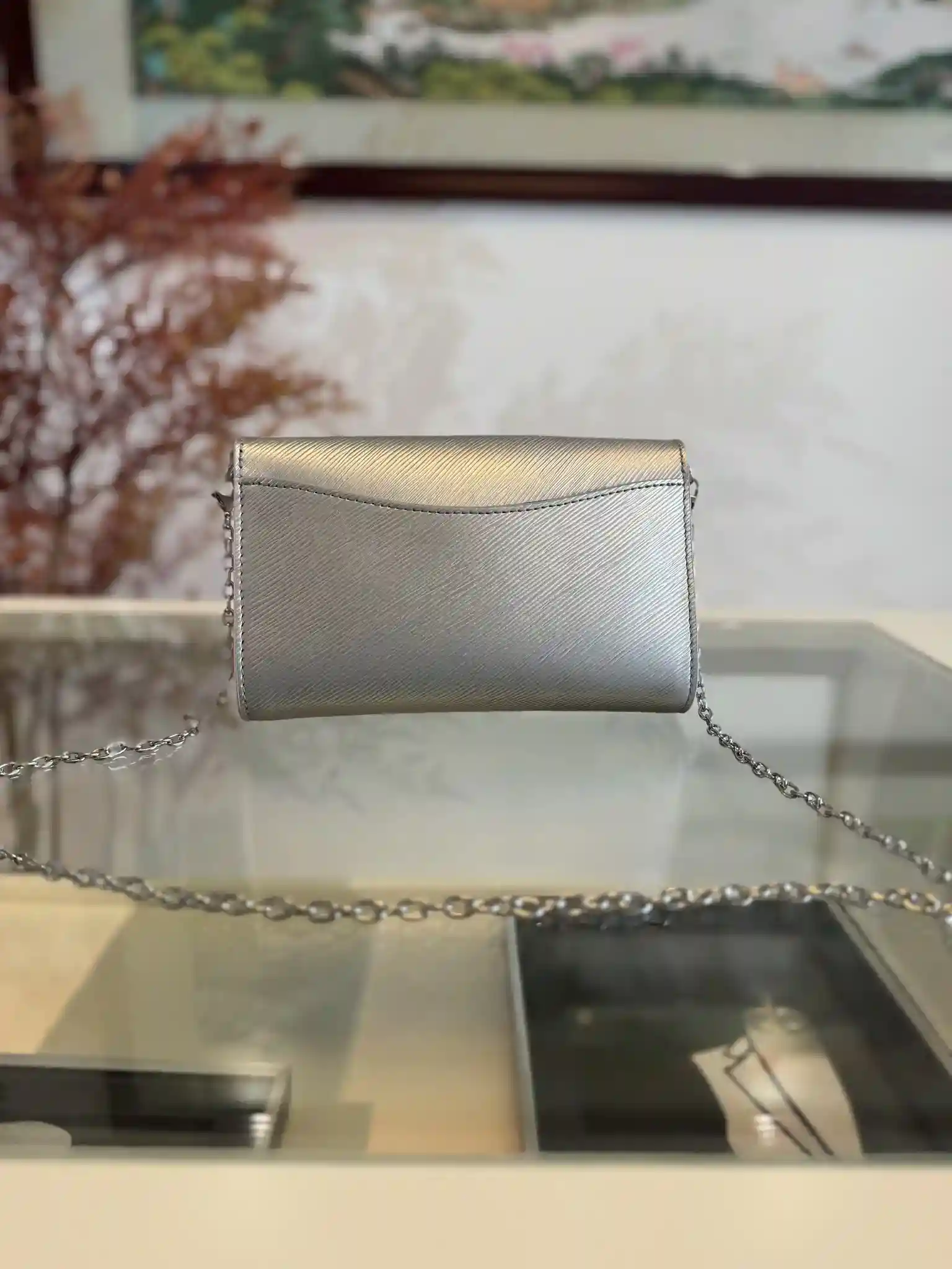 Image [3]-POCHETTE LOUISE M23756 SILVERCe sac à chaîne Pochette Louise M23358 est une expression étincelante du dynamisme de la saison et un choix élégant pour le style après la chute des neigesLe cuir épi façonne la configuration emblématique de la collection Ski de LV avec une chaîne lustrée et une fermeture magnétique LV, complétant le corps croisé ou comme une pochetteTaille : 22.0 x 16.0 cm. Dimensions : 22,0 x 16,0 x 4,5 cm - Sac de haute qualité