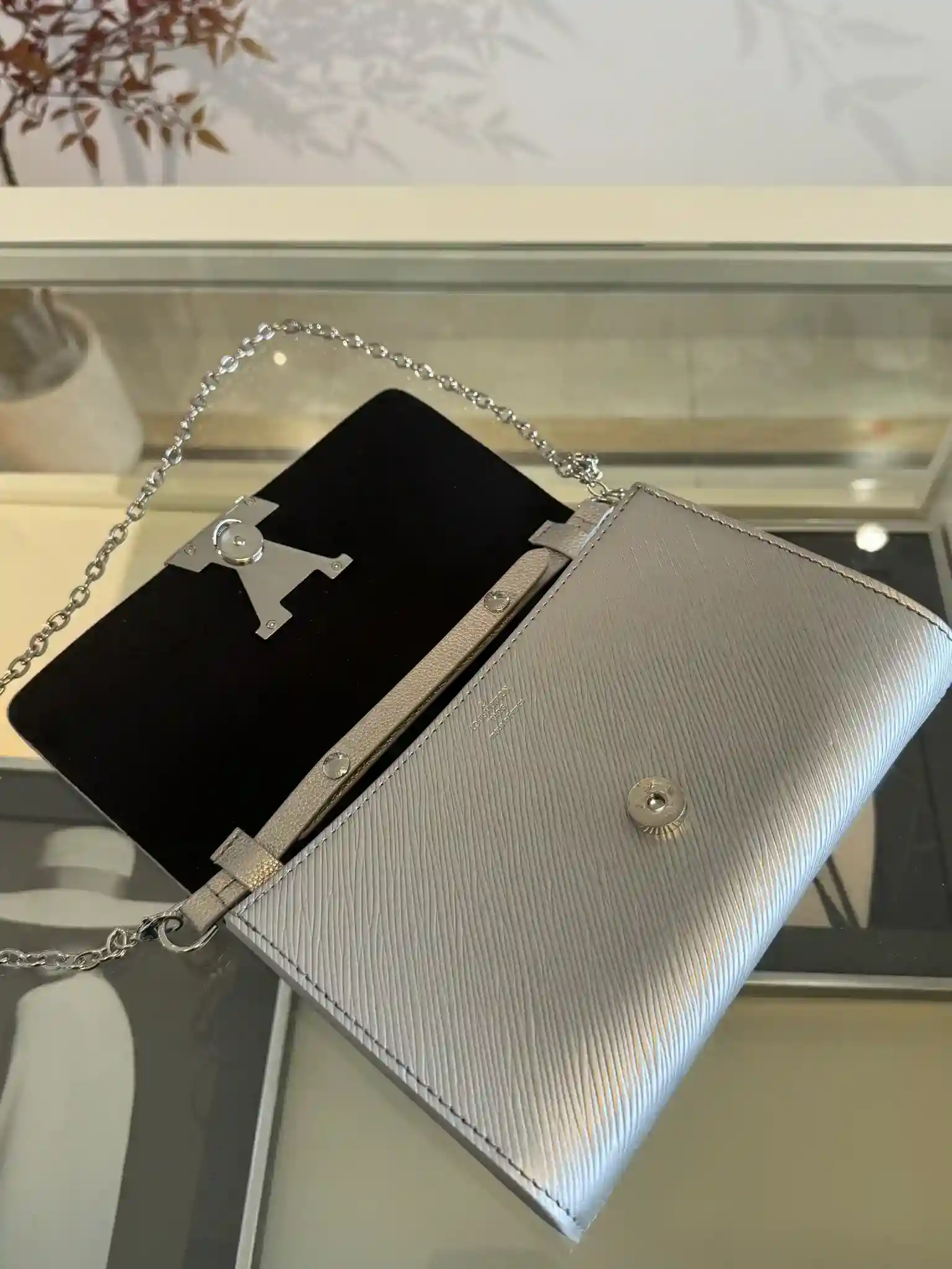 画像[8]-POCHETTE LOUISE M23756 SILVERTこのポシェットルイーズチェーンバッグM23358は、今シーズンのダイナミズムの輝きを表現し、降雪後のスタイリングのためのエレガントな選択ですエピレザーは、光沢のあるチェーンとLVのマグネットクロージャーを備えたLVのスキーコレクションの象徴的な構成を形成し、クロスボディスタイルを補完し、またはクラッチとしてサイズ：22.0×16.0×4.5センチメートル。サイズ: 22.0 x 16.0 x 4.5 cm-高級バッグ