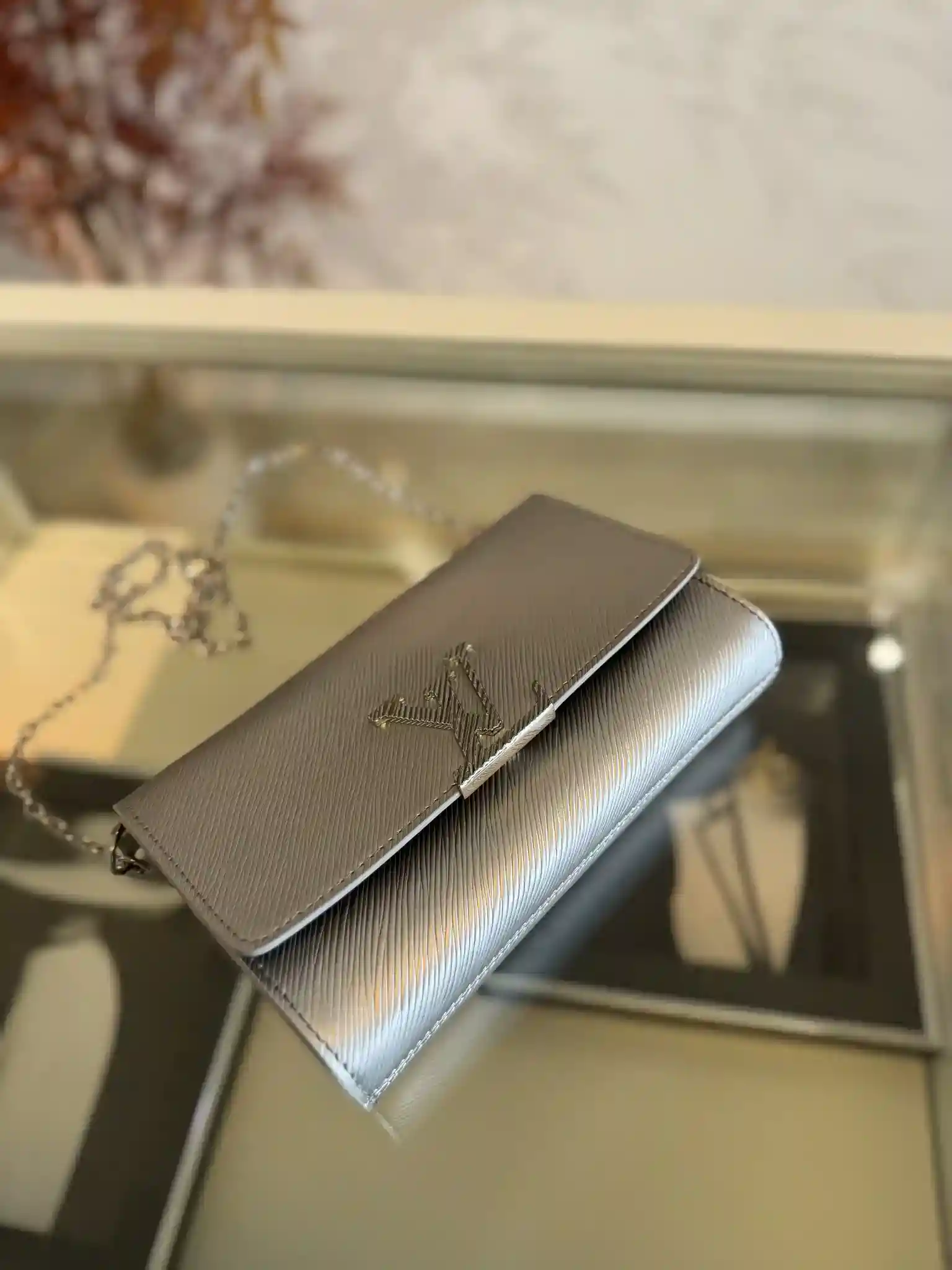 画像[4]-POCHETTE LOUISE M23756 SILVERTこのポシェットルイーズチェーンバッグM23358は、今シーズンのダイナミズムの輝きを表現し、降雪後のスタイリングのためのエレガントな選択ですエピレザーは、光沢のあるチェーンとLVのマグネットクロージャーを備えたLVのスキーコレクションの象徴的な構成を形成し、クロスボディを補完するか、クラッチとしてサイズ：22.0 x 16.0 cm。サイズ：22.0 x 16.0 x 4.5 cm-高級バッグ