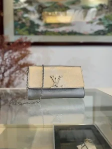 POCHETTE LOUISE 
M23756 银色
本款 Pochette Louise 链条包 M23358 以闪亮之姿彰显当季活力成就雪后造型的典雅之选Epi 皮革塑造 LV Ski 系列的标志性构型莹泽链条和 LV 磁扣相得益彰斜挎或作为手拿包皆宜尺寸：22.0 x 16.0 x 4.5 厘米-高仿包包