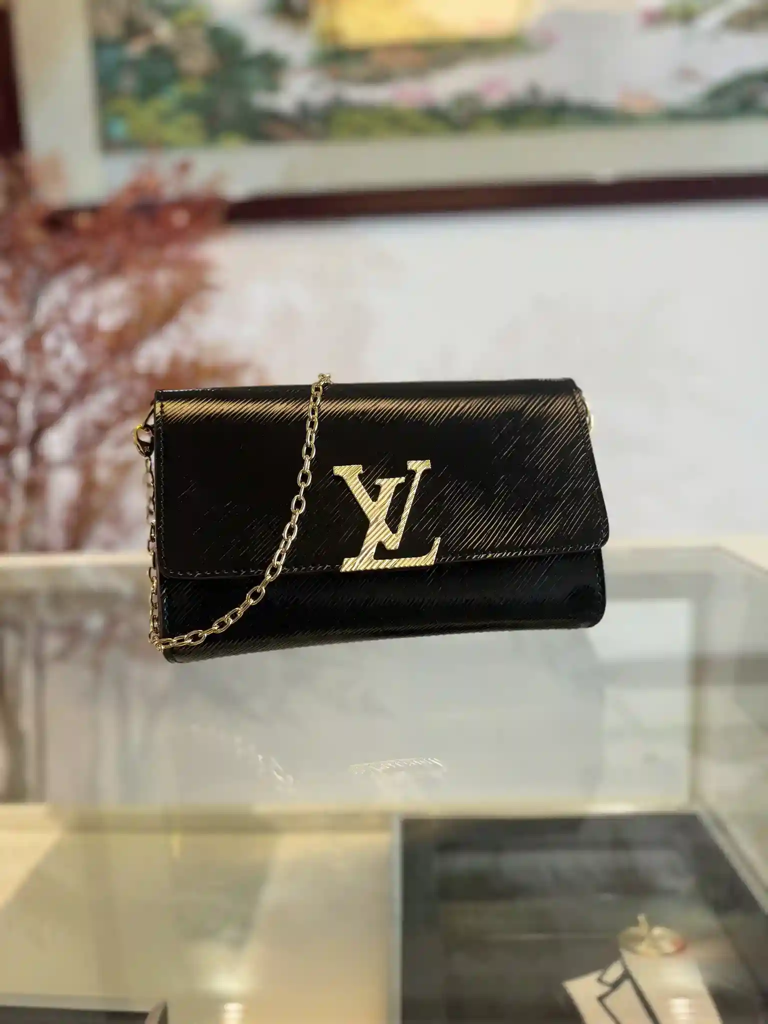 POCHETTE LOUISE M23756 BlackThis Pochette Louise chain bag is an elegant choice for an after-snow look with a sparkling expression of the season's vitalityEpi leather shapes the iconic configuration of LV's Ski collectionThe lustrous chain and LV magnetic closure complement the crossbody or as a clutchMeasurements: 22.0 x 16.0 x 4.5 cm-High-quality bags