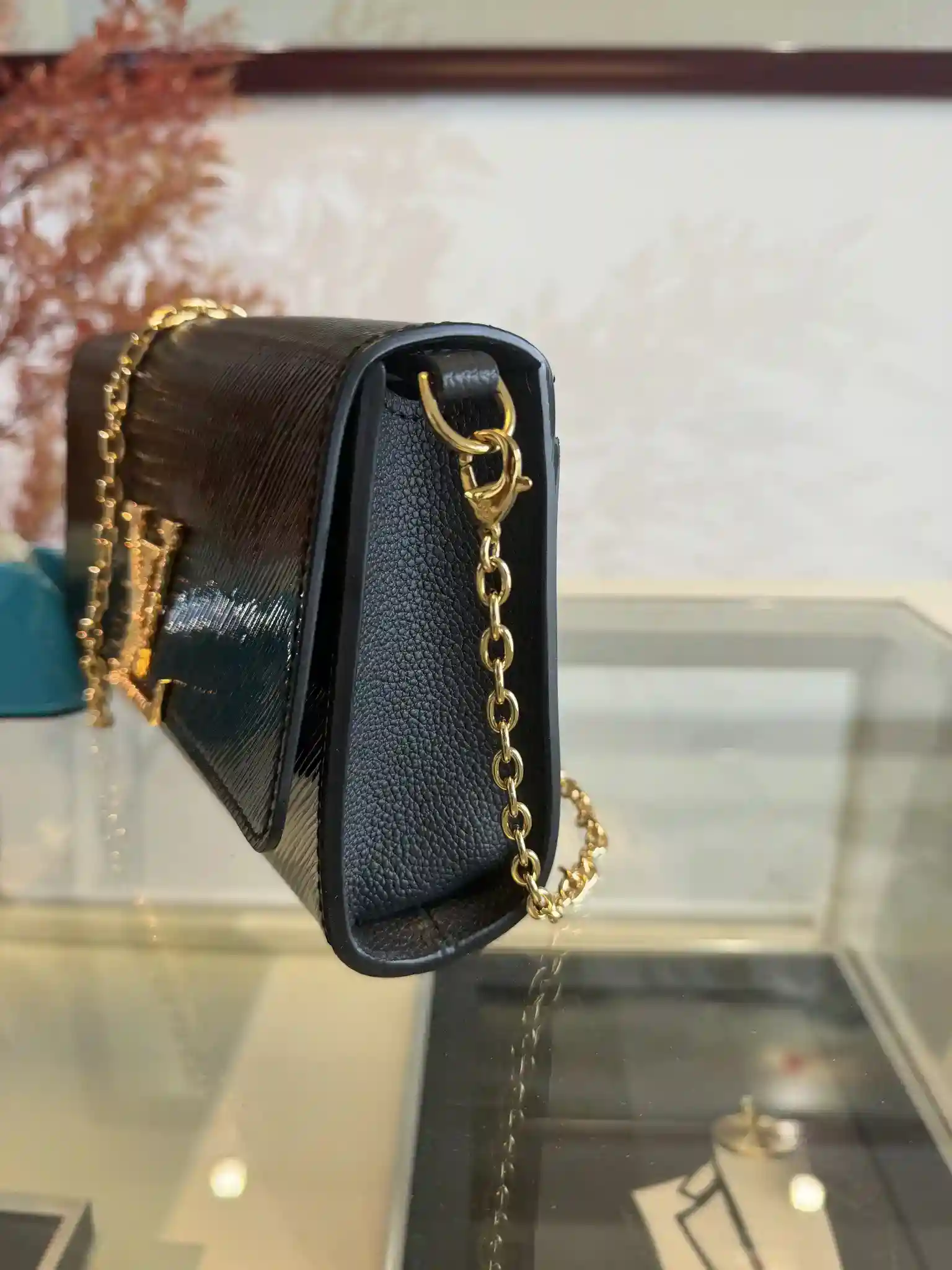 Image [2]-POCHETTE LOUISE M23756 BlackThis Pochette Louise chain bag is a glittering expression of the season's vitality and an elegant choice for post-snowfall stylingEpi leather shapes the iconic configuration of the LV Ski line, with a lustrous chain and LV magnetic closure complementing the cross-body style or as a clutchSize: 22.0 x 16.0 x 4.5 cm -High-quality bag