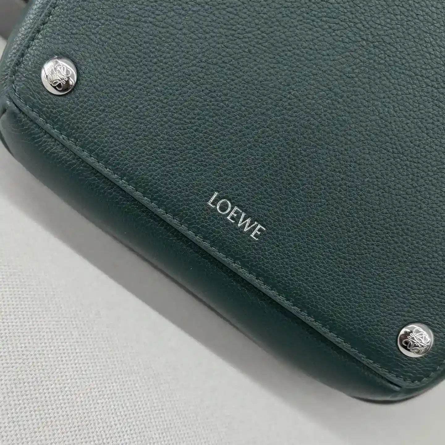 Image [6]-P1400 Loewe Pebble messenger bag en cuir de vachette grainée souple, petit. Pratique et compact, ce sac porte la double signature Anagram Pebble. Doté de la double signature Anagram Pebble.Cette version est confectionnée en cuir de vachette grainé soupleSangles réglables LO℮w℮*Fermeture zippée*Une poche frontale avec fermeture à pression magnétiqueUne poche intérieure fendueDoublure en cuir nubuckLO℮w℮ argent estampé à chaud. Anagram Pebble.Taille:23*18*9cmModèle:652441-High Fake Bags