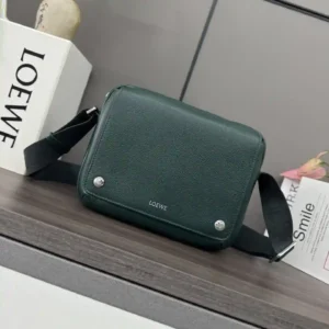 P1400 Bandolera pequeña Pebble de Loewe en suave piel de vacuno granulada. Con un diseño práctico y compacto. Con la doble firma Anagram Pebble.Esta versión está confeccionada en suave piel de vacuno granuladaCorrea de cincha LO℮w℮ ajustable*Cierre de cremallera*Un bolsillo frontal con cierre magnético a presiónUn bolsillo interior con aberturasForro de piel de nobukLo℮w℮ plata estampada en caliente. Anagrama Pebble.size:23*18*9cmModel:652441-High Fake Bags