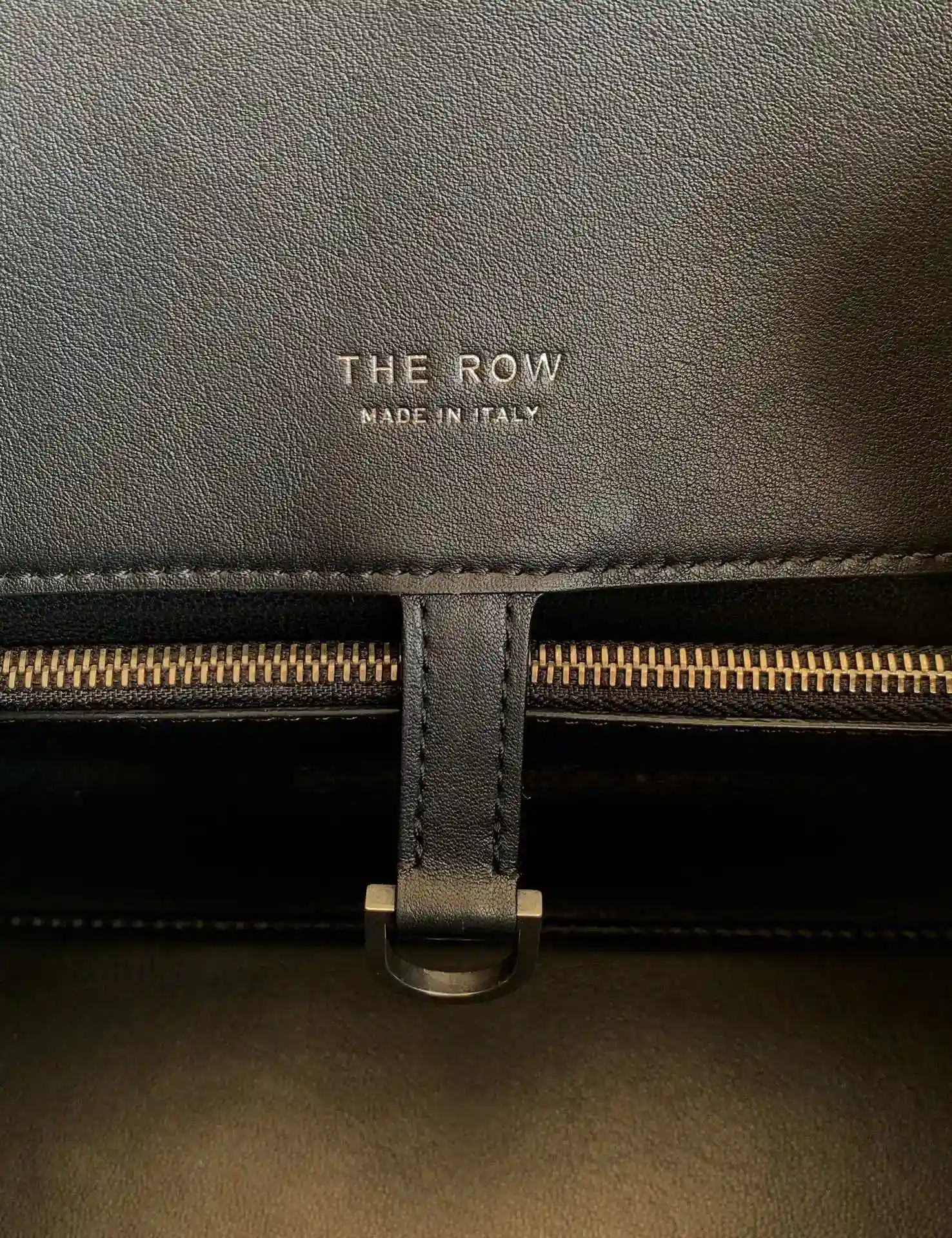 Picture [8]-TheRow｜EW shoulder12 Saddle leather black a long handle margaux what is the feeling of the first time to see the feeling is more alternative without a sense of aesthetics, but after getting on the hand to find out the reason why so many people like it First of all, the handle of the extended really convenient a lot of shoulder carry feeling easy and the shape is also in place senior sense full of another and the regular models of the margaux has a lot of subtle differences between the hardware inside have changed overall is a good Tote like shoulder carry margaux sisters can consider oh-high-fashion bags!