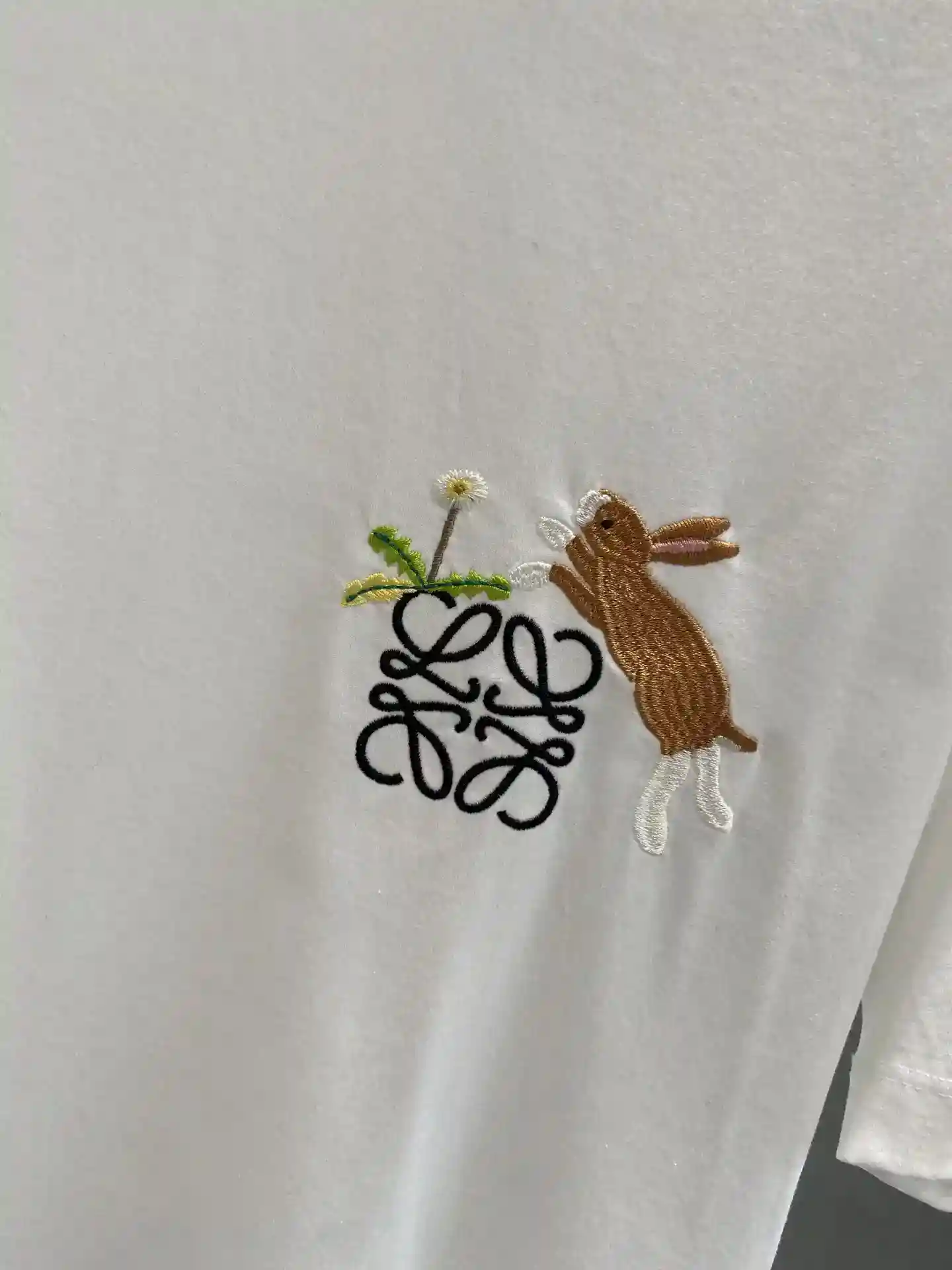 Image [6]-"𝙉𝙚𝙬🤍 Luo Jia" 2025 manches courtes fond blanc pur avec motif de broderie exquise sur la poitrine un lapin duveteux semble renifler les petites fleurs mignon et agile M-3XL🅿️400. -Sacs à réplique haut de gamme