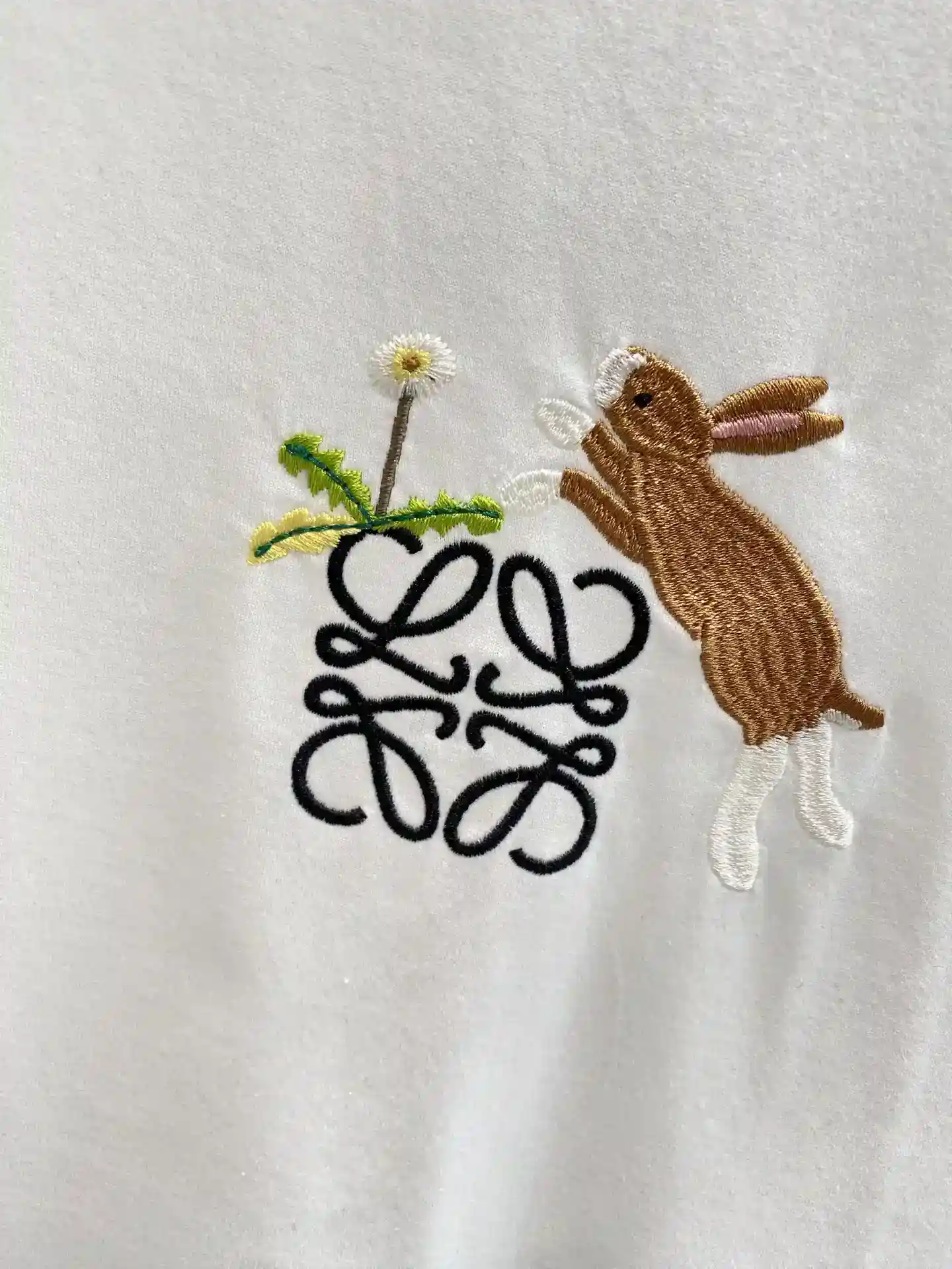 Image [7]-"𝙉𝙚𝙬🤍 Luo Jia" 2025 manches courtes fond blanc pur avec motif de broderie délicate sur la poitrine un lapin duveteux semble renifler les petites fleurs mignon et animé M-3XL 🅿️400 -Haute réplique des sacs