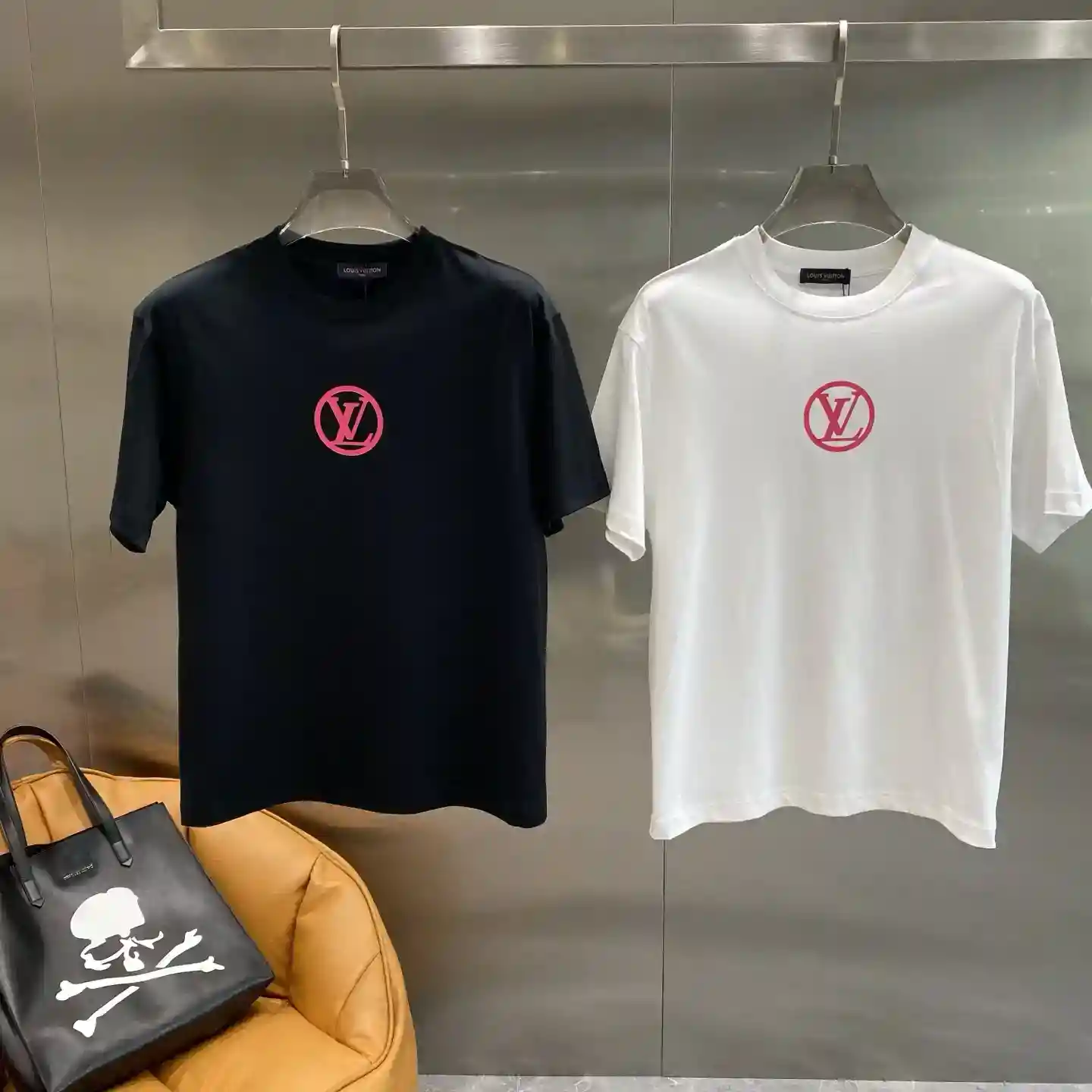 𝙉𝙚𝙬🤍 LV 𝙉𝙚𝙬🤍 LV T-shirt black and white with the collision of the classic and individuality of the chest of the iconic pink LV logo instantly light up the overall shape of the overall sense of fashion bursting fabric skin-friendly and soft to wear ultra-comfortable fit loose S-XXL 🅿️ 420-High Faux Bags