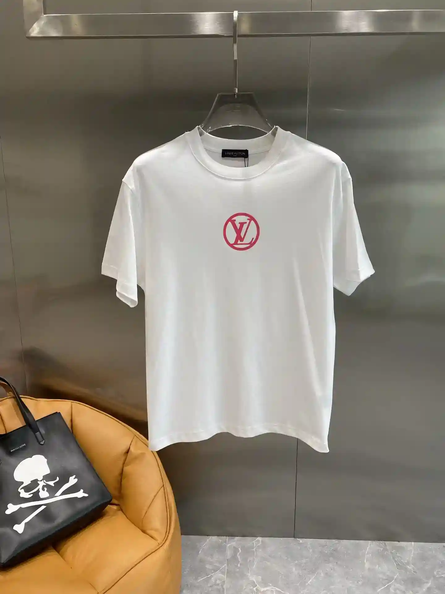 Picture [2]-"𝙉𝙚𝙬🤍 LV" LV T-shirt black and white with the collision of classic and individuality The iconic pink LV logo on the chest instantly lights up the overall shape of the fashionable sense of bursting fabric skin-friendly and soft to wear ultra-comfortable version of loose S-XXL 🅿️420-High Faux Bags