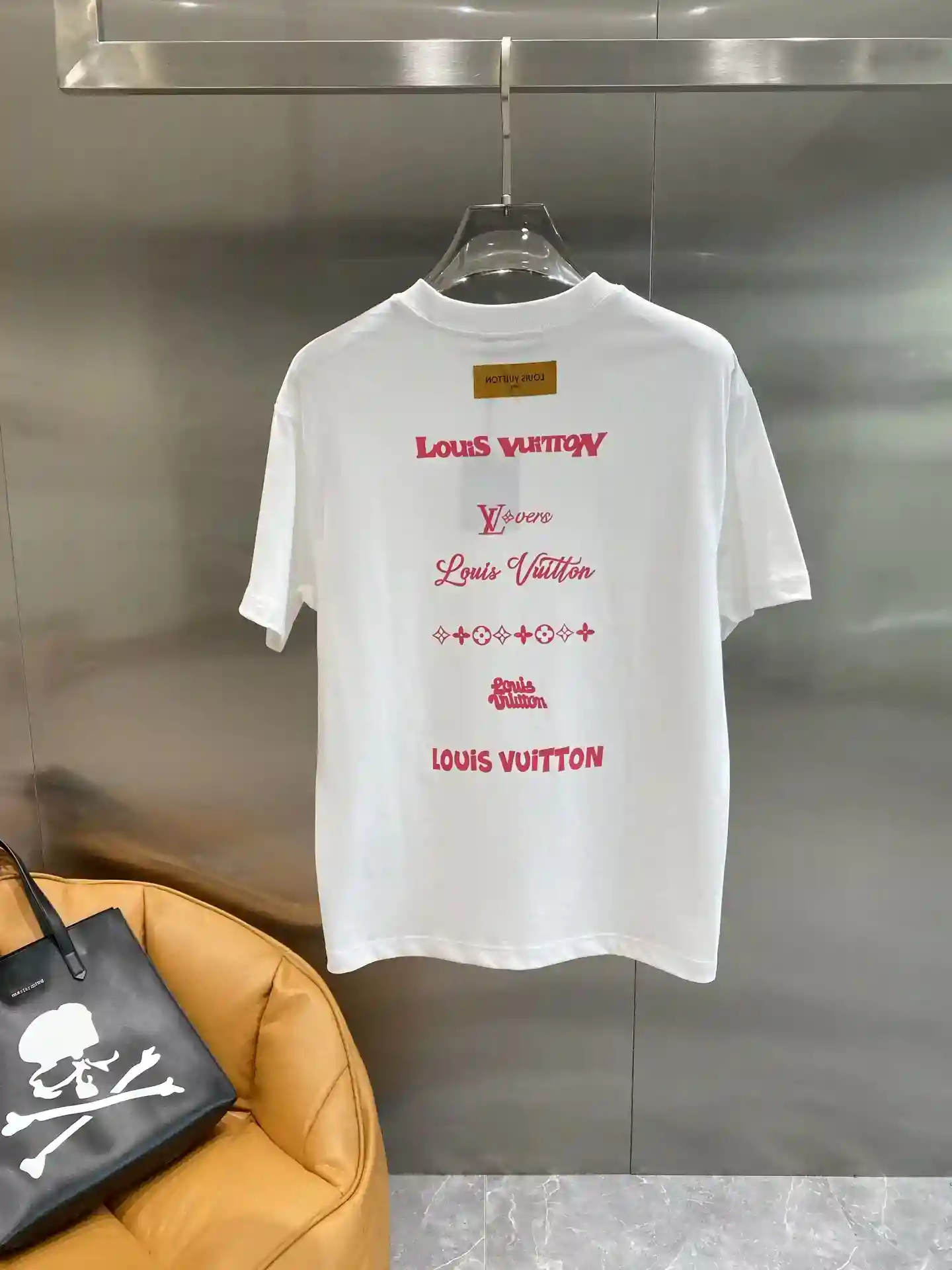 Image [7]-"𝙉𝙚𝙬🤍 LV" LV T-shirt noir et blanc avec la collision du classique et de l'individualité Le logo LV rose emblématique sur la poitrine éclaire instantanément la forme globale de la mode sens de l'éclatement des tissus doux et agréable à porter ultra-confortable version de l'ample S-XXL. 🅿️420-High Faux Bags